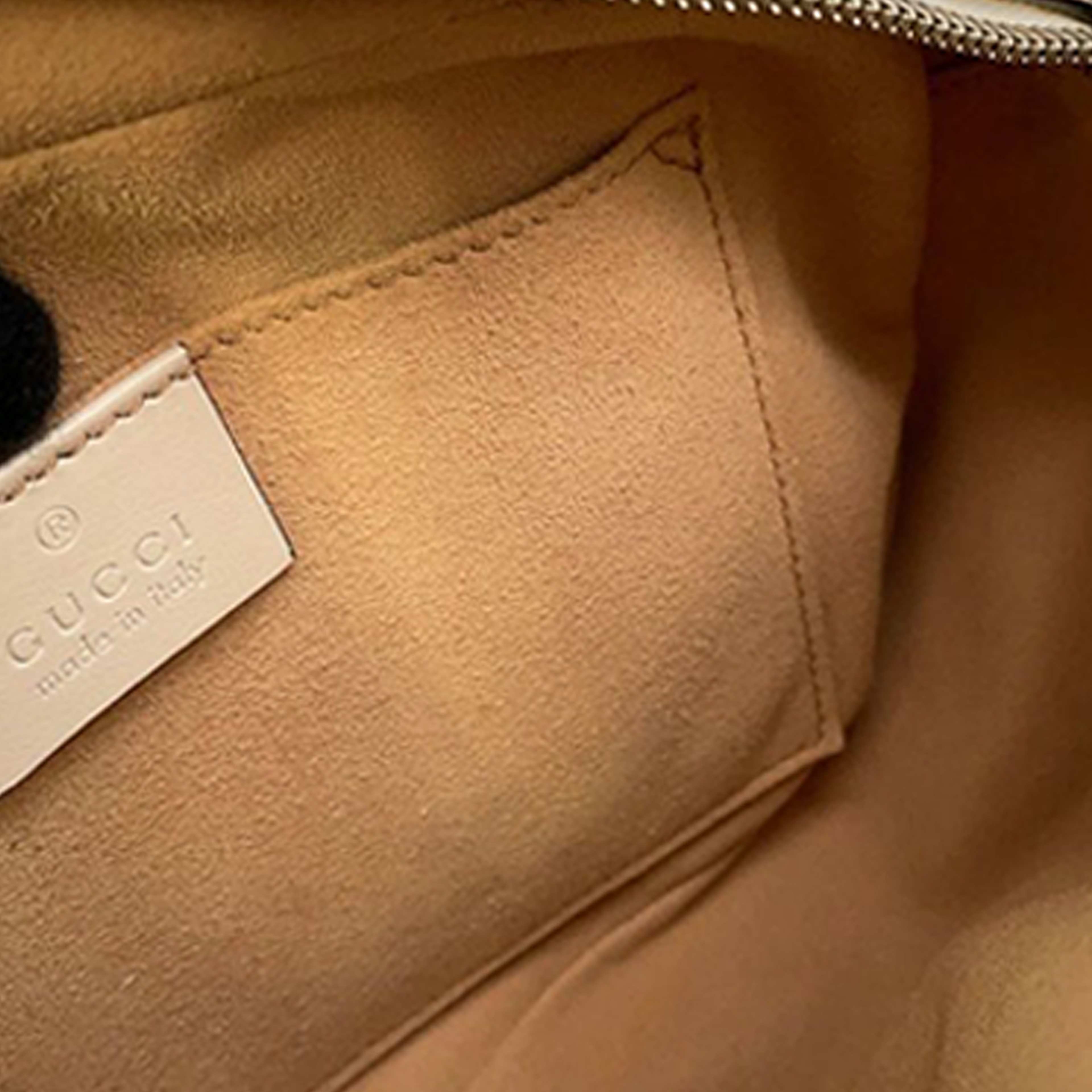 Gucci Small Gg Marmont Matelasse Leather Apple Crossbody, från Luxclusif, i färgen white. Klicka för att öppna bilden i stort format