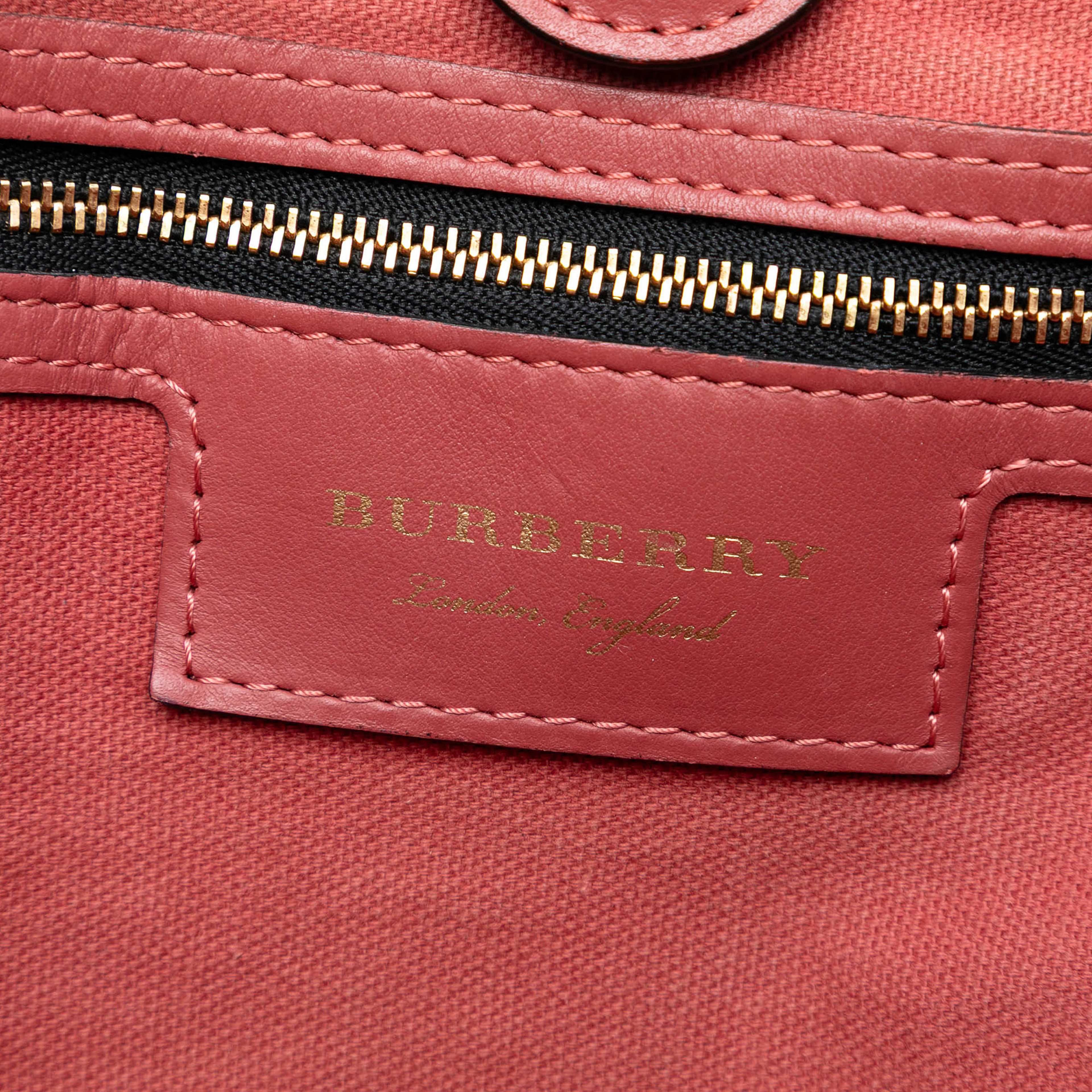 Burberry Small Haymarket Check Coated Canvas Canterbury Tote, från Luxclusif, i färgen beige. Klicka för att öppna bilden i stort format
