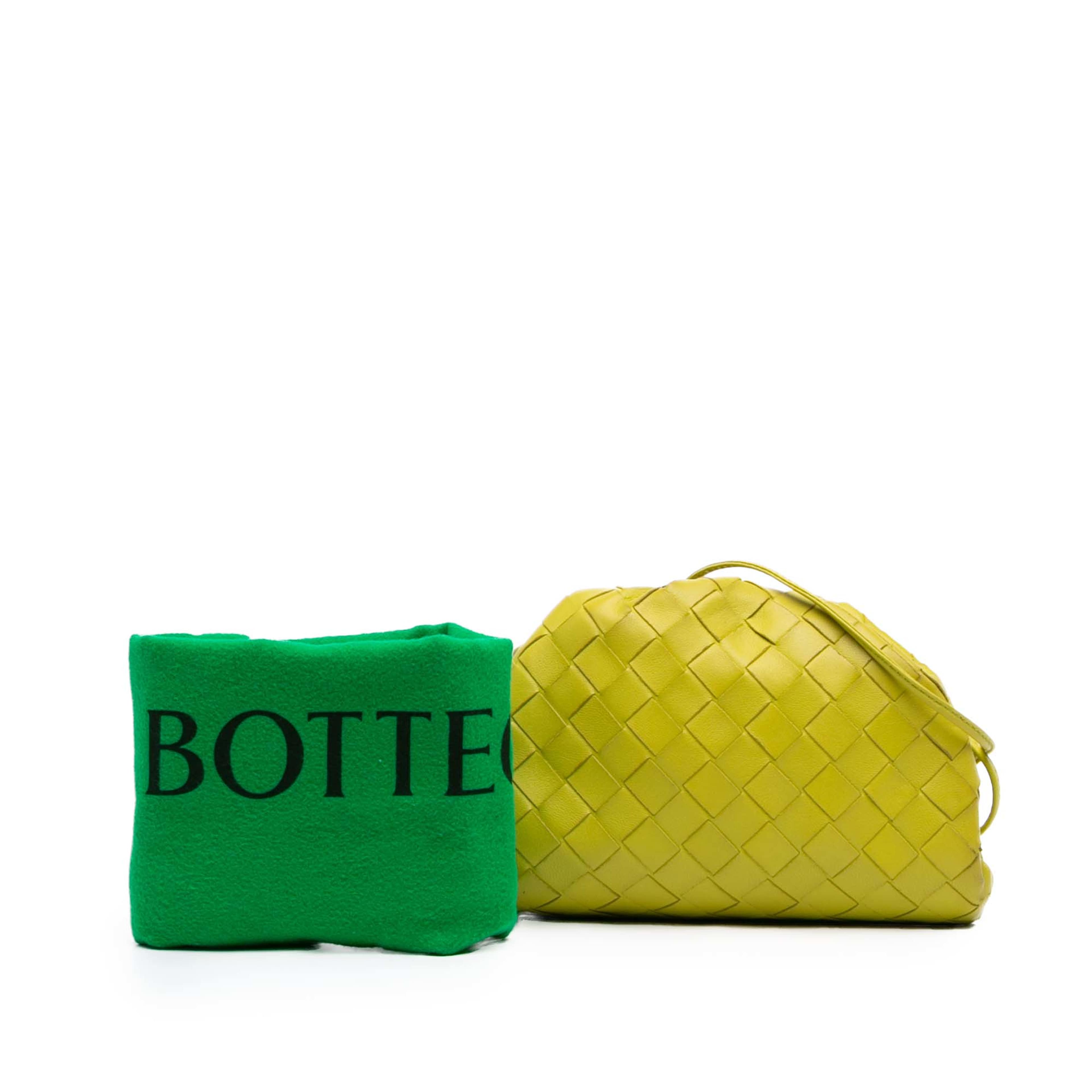 Bottega Veneta Nappa Intrecciato The Mini Pouch Crossbody, från Luxclusif, i färgen gul. Klicka för att öppna bilden i stort format