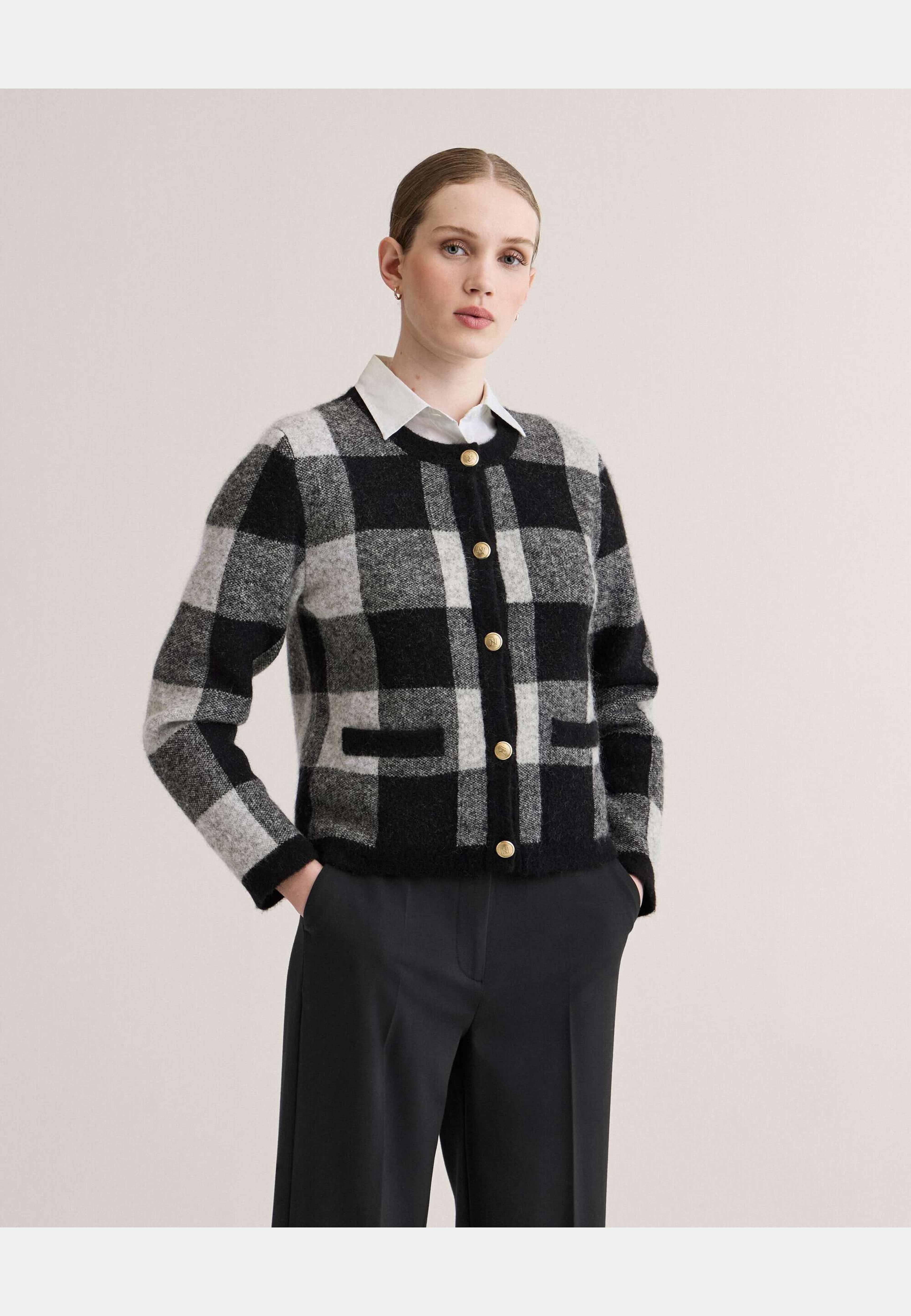 Joan Cardigan, från Newhouse, i färgen svart. Klicka för att öppna bilden i stort format