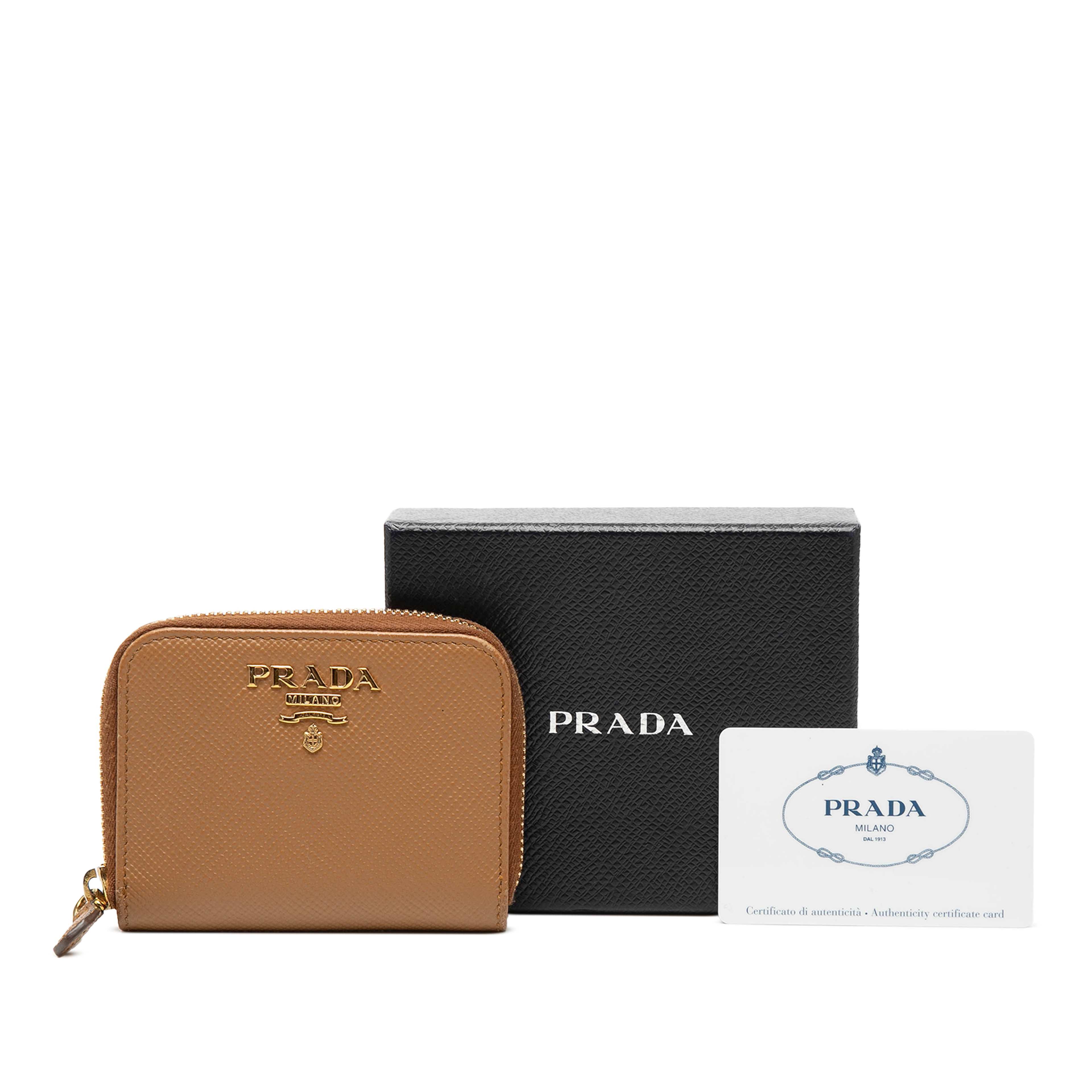 Prada Saffiano Zip Around Coin Pouch, från Luxclusif, i färgen brun. Klicka för att öppna bilden i stort format