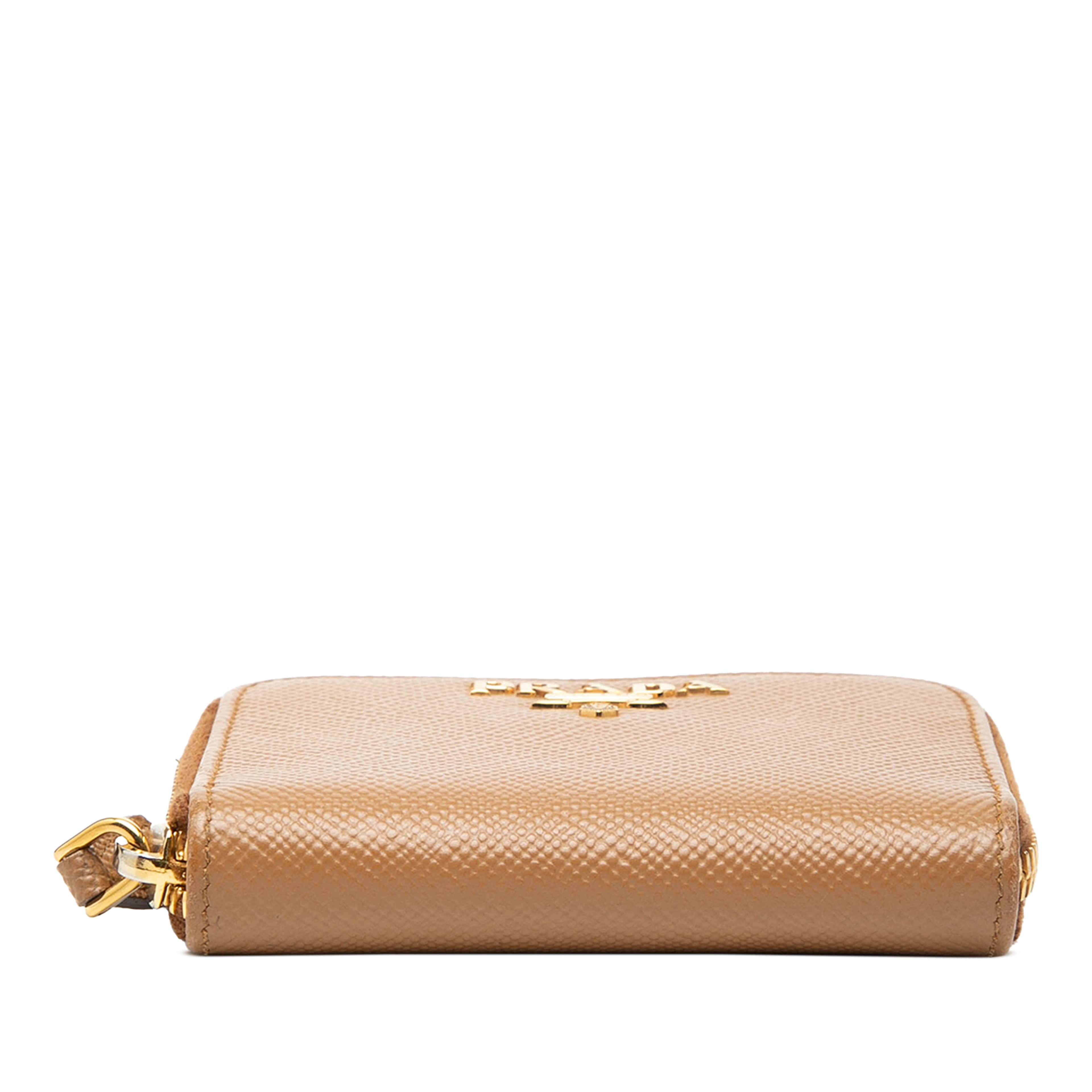 Prada Saffiano Zip Around Coin Pouch, från Luxclusif, i färgen brun. Klicka för att öppna bilden i stort format