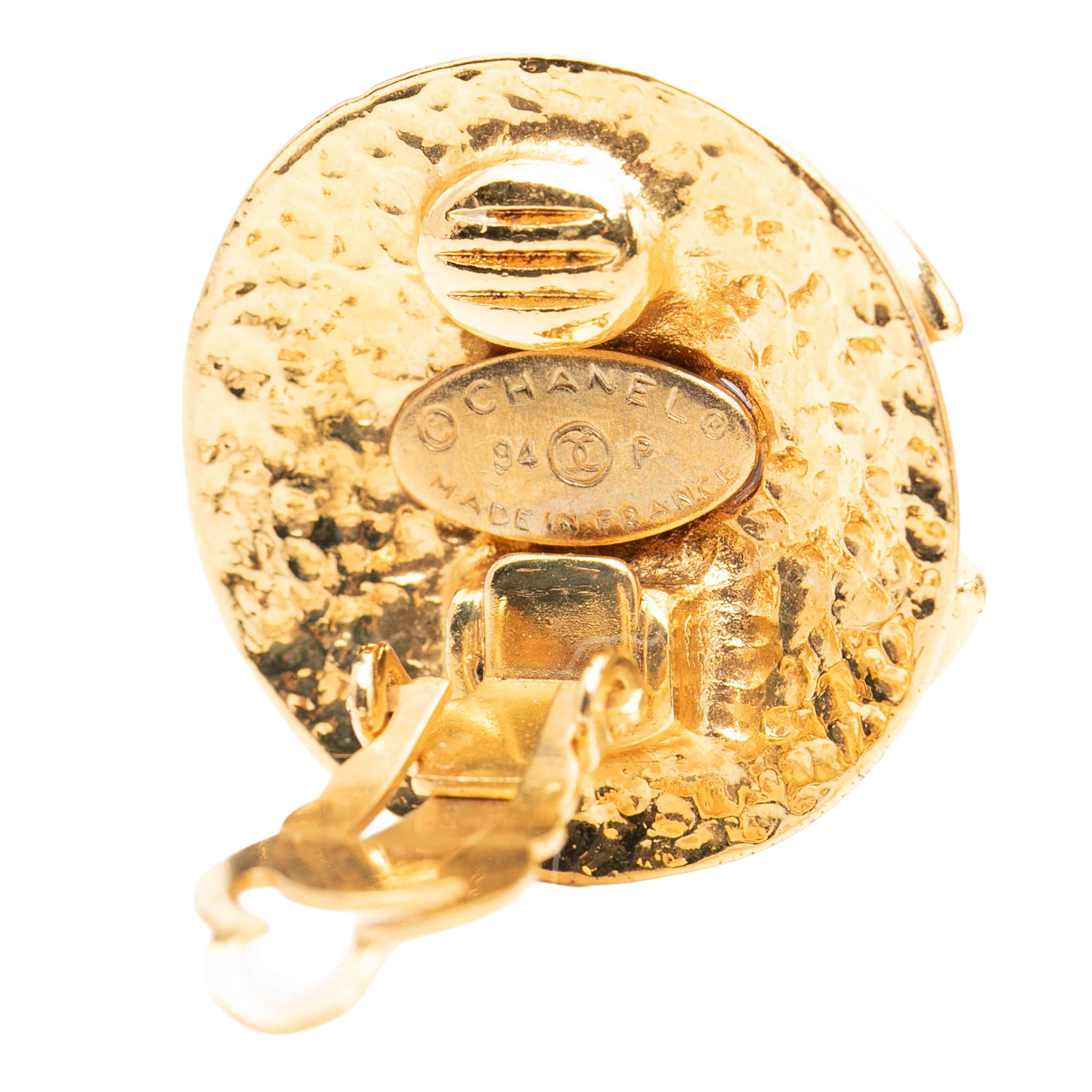 Chanel Cc Gold Plated Round Clip On Earrings, från Luxclusif, i färgen guld. Klicka för att öppna bilden i stort format