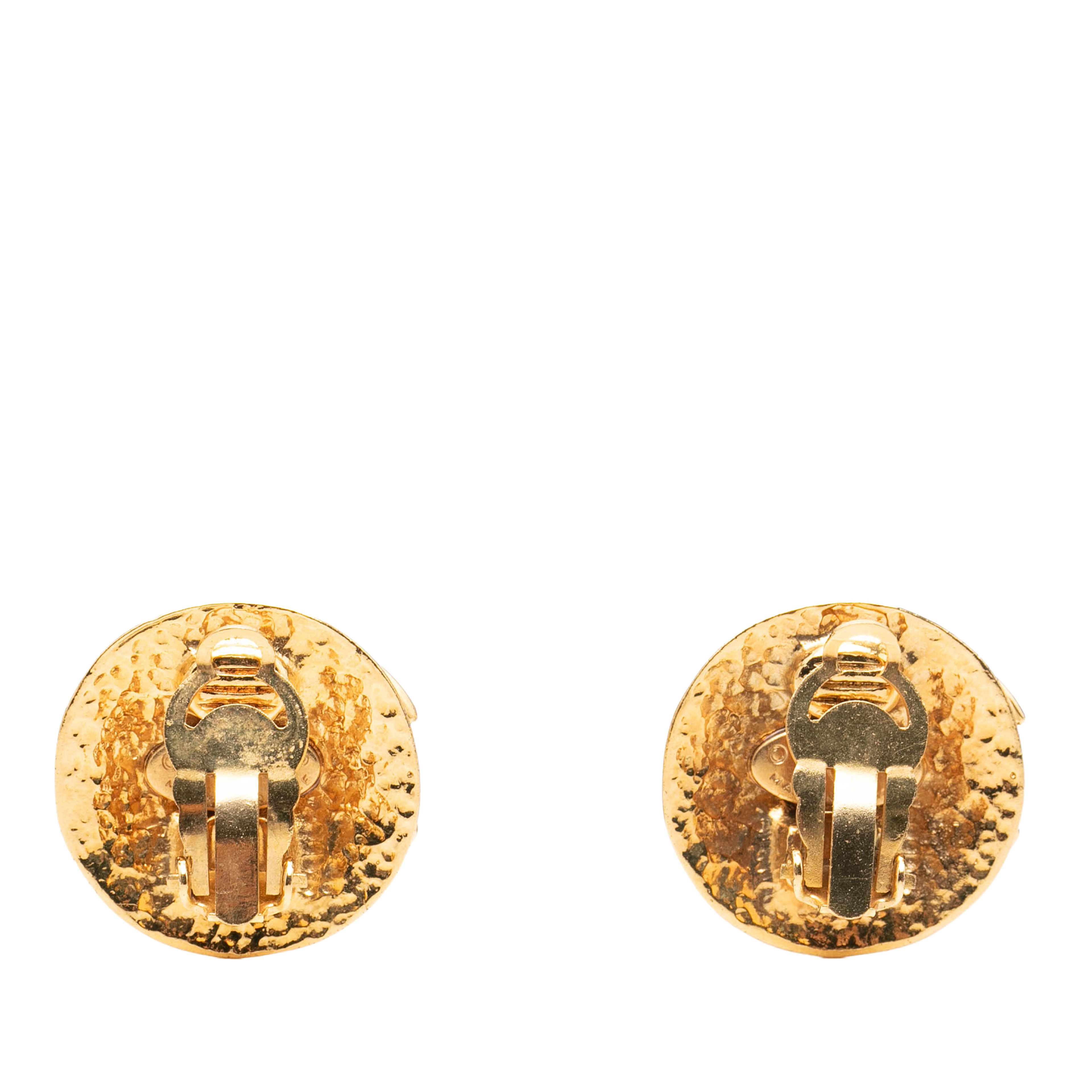 Chanel Cc Gold Plated Round Clip On Earrings, från Luxclusif, i färgen guld. Klicka för att öppna bilden i stort format