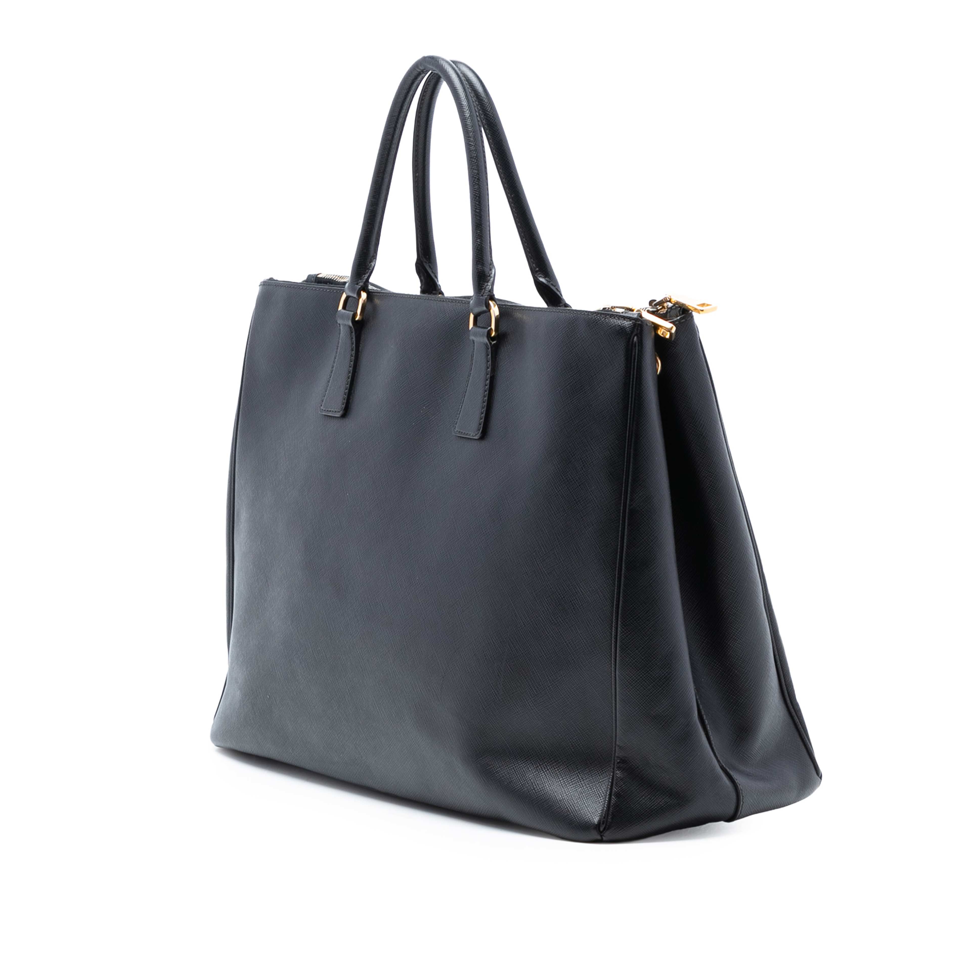 Prada Large Saffiano Lux Galleria Double Zip Tote, från Luxclusif, i färgen black. Klicka för att öppna bilden i stort format