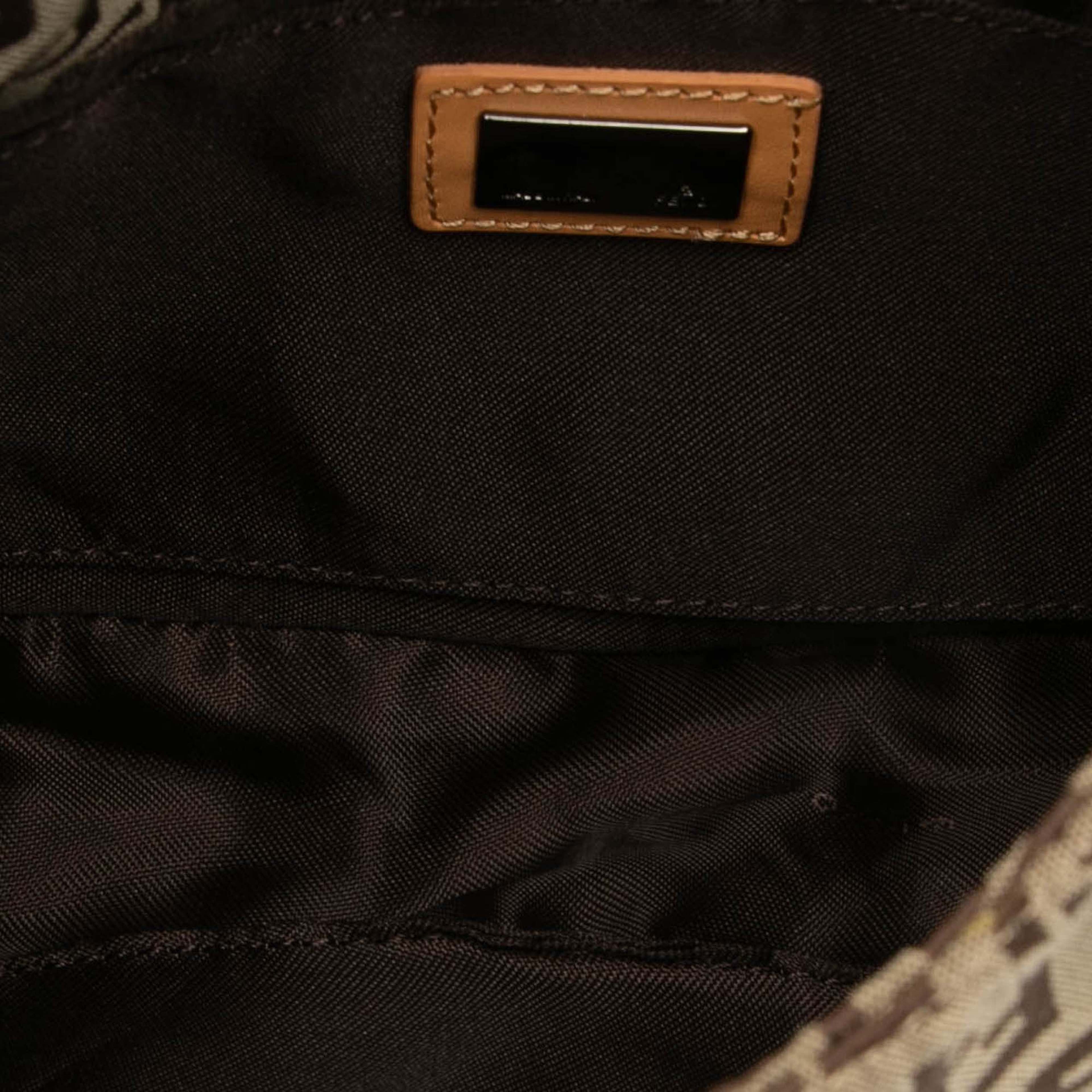 Fendi Zucchino Canvas Shoulder Bag, från Luxclusif, i färgen beige. Klicka för att öppna bilden i stort format