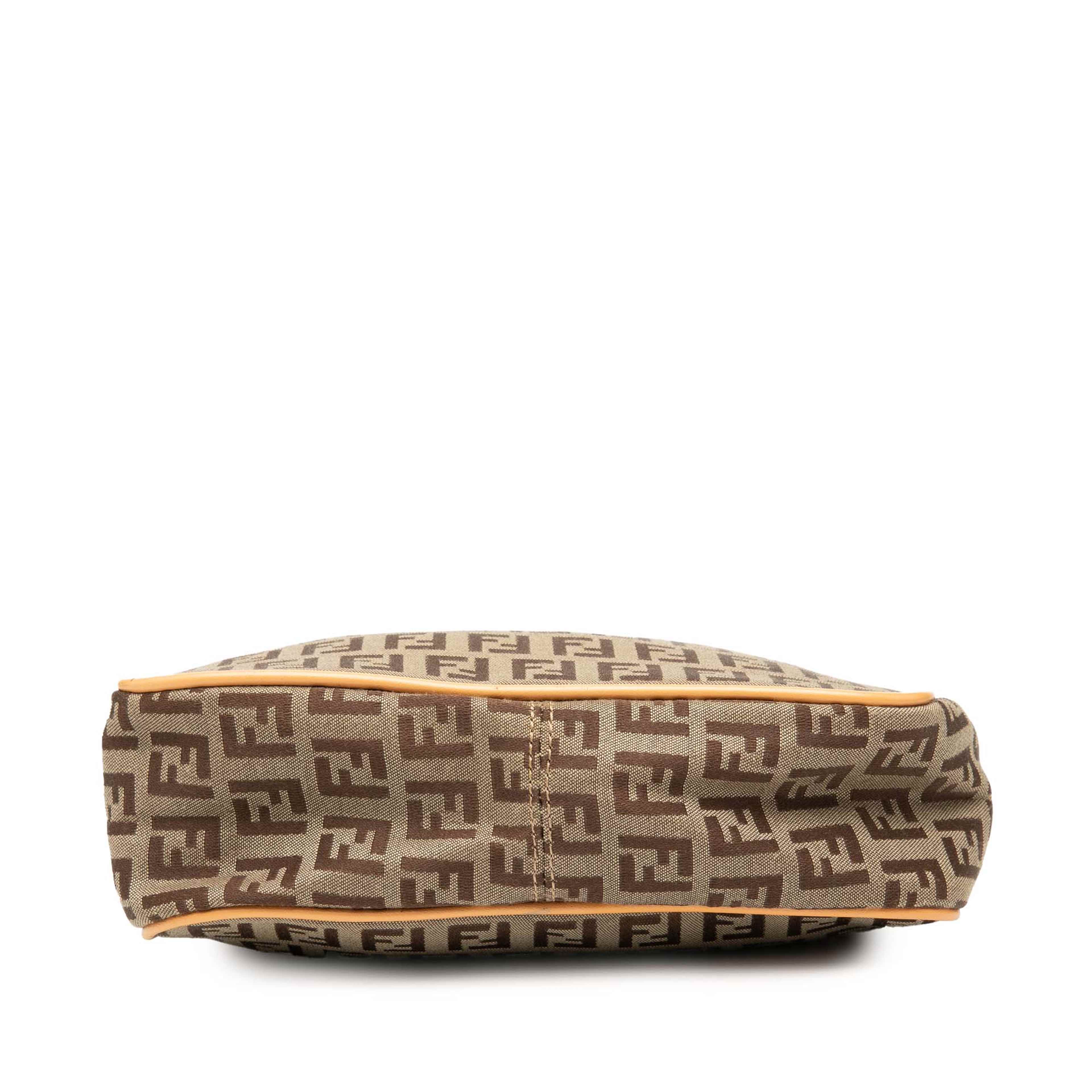 Fendi Zucchino Canvas Shoulder Bag, från Luxclusif, i färgen beige. Klicka för att öppna bilden i stort format