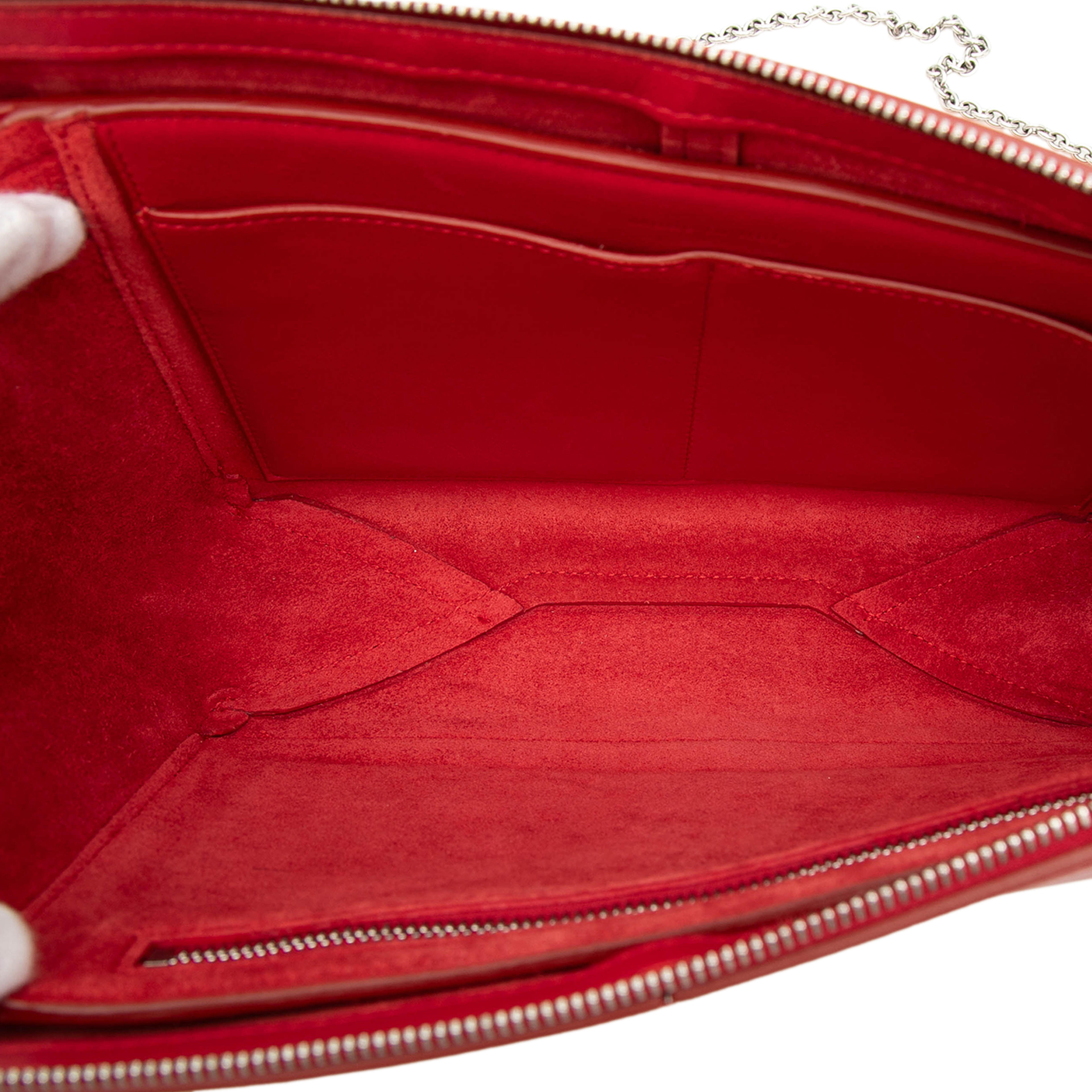 Celine Trifold Leather Clutch On Chain, från Luxclusif, i färgen red. Klicka för att öppna bilden i stort format