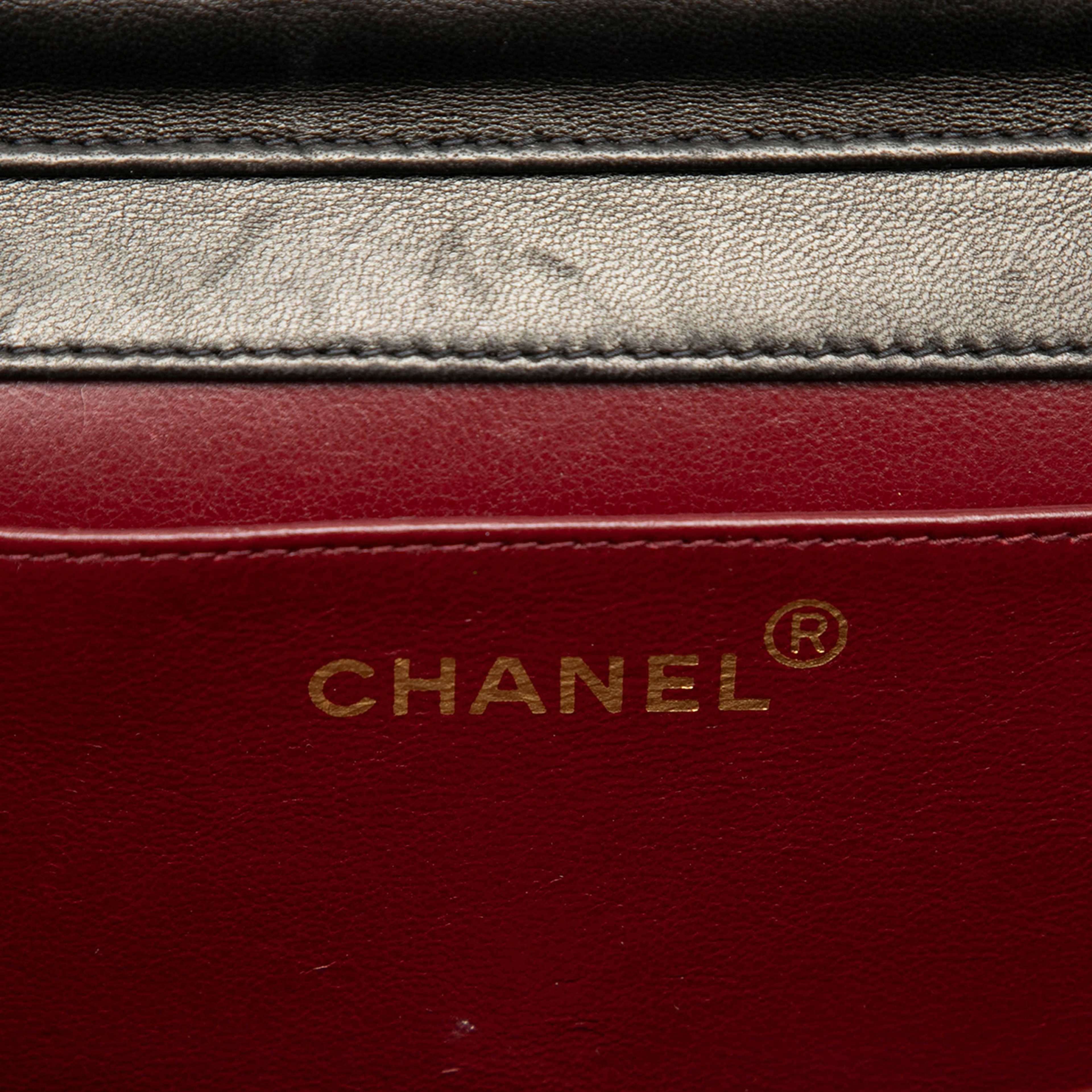Chanel Cc Quilted Lambskin Full Single Flap, från Luxclusif, i färgen black. Klicka för att öppna bilden i stort format