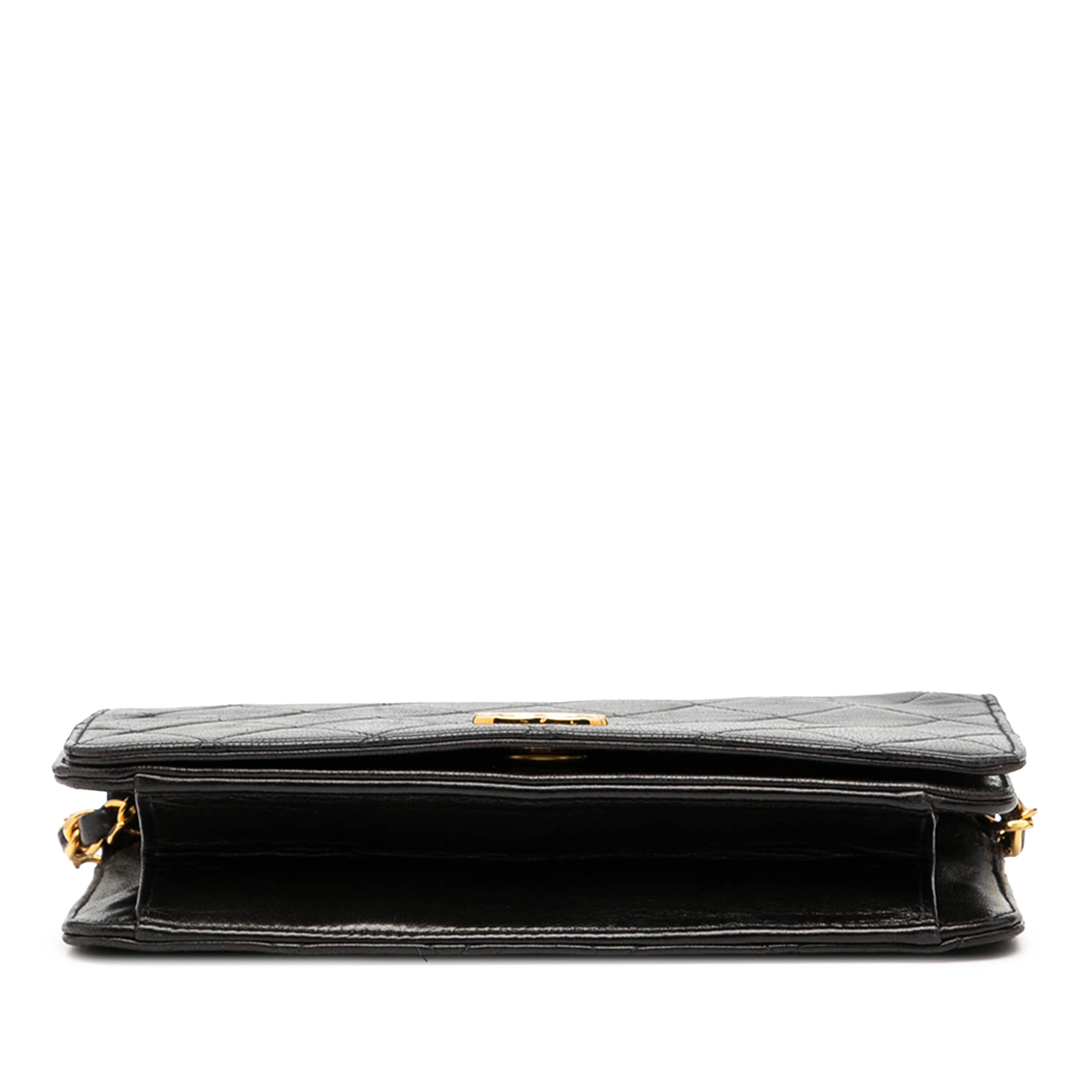 Chanel Cc Quilted Lambskin Full Single Flap, från Luxclusif, i färgen black. Klicka för att öppna bilden i stort format