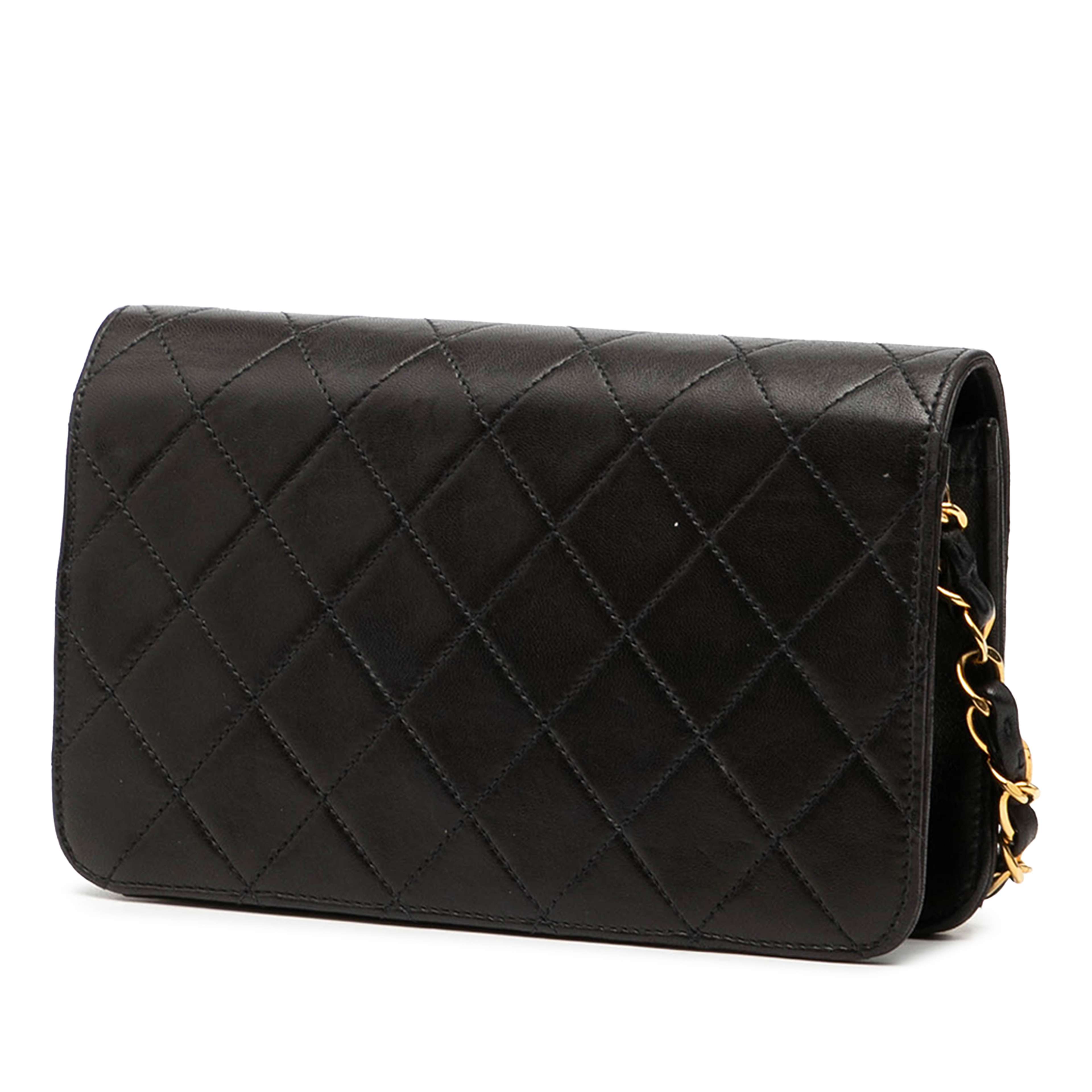 Chanel Cc Quilted Lambskin Full Single Flap, från Luxclusif, i färgen black. Klicka för att öppna bilden i stort format