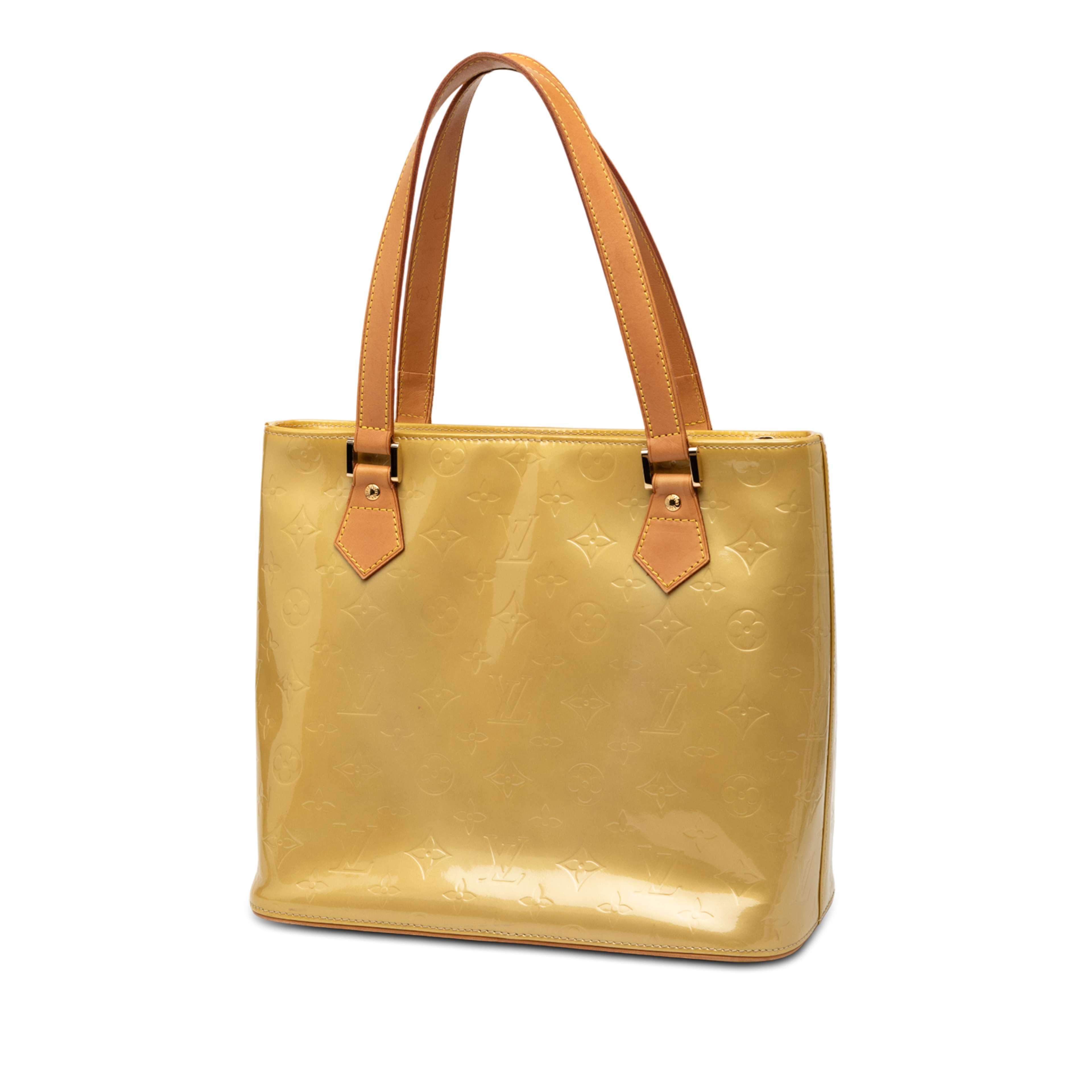 Louis Vuitton Monogram Vernis Houston, från Luxclusif, i färgen light yellow. Klicka för att öppna bilden i stort format