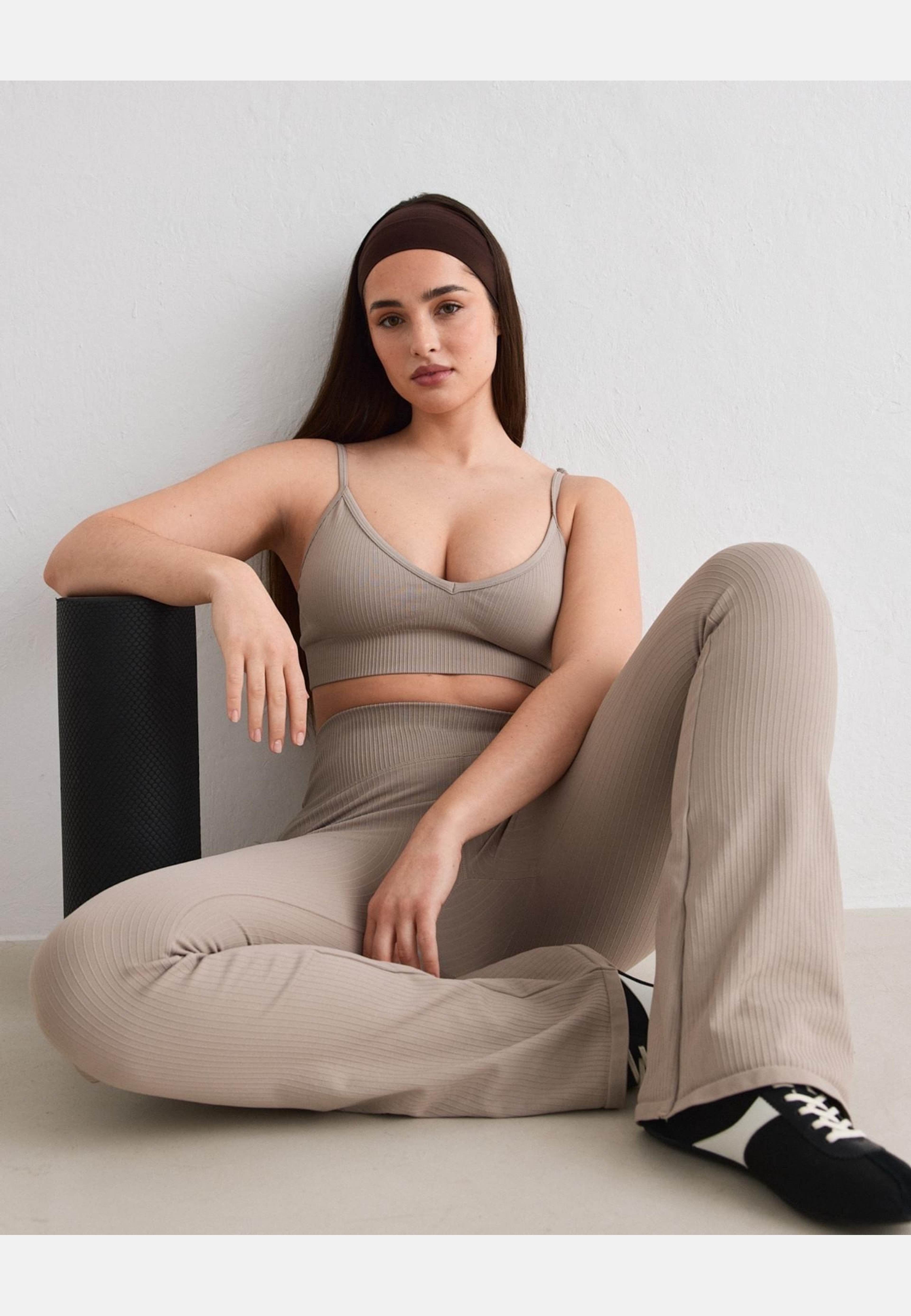 Ribbed Seamless Deep Cut Bra, från aim'n, i färgen dark clay. Klicka för att öppna bilden i stort format