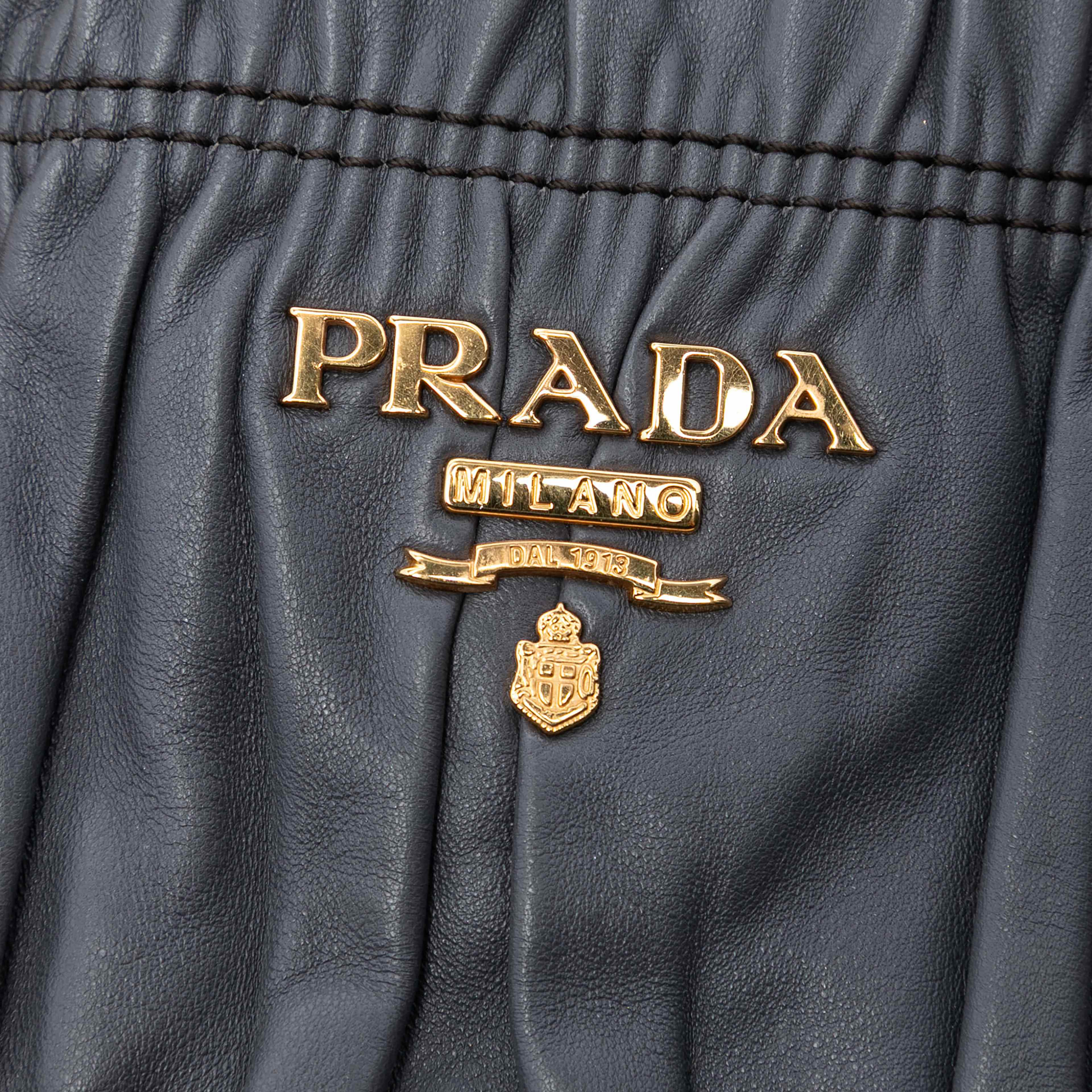 Prada Nappa Gaufre Satchel, från Luxclusif, i färgen dark gray. Klicka för att öppna bilden i stort format