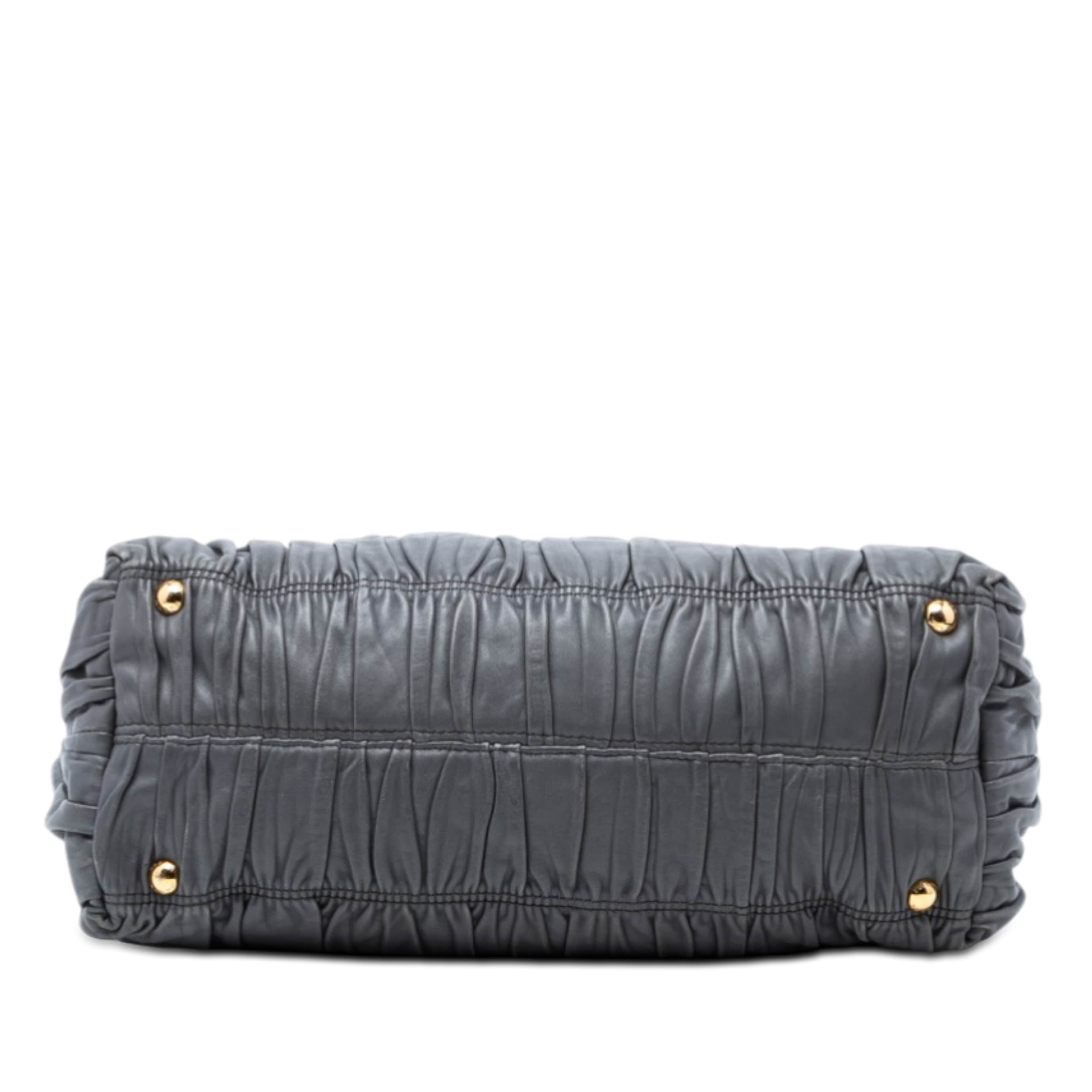 Prada Nappa Gaufre Satchel, från Luxclusif, i färgen dark gray. Klicka för att öppna bilden i stort format