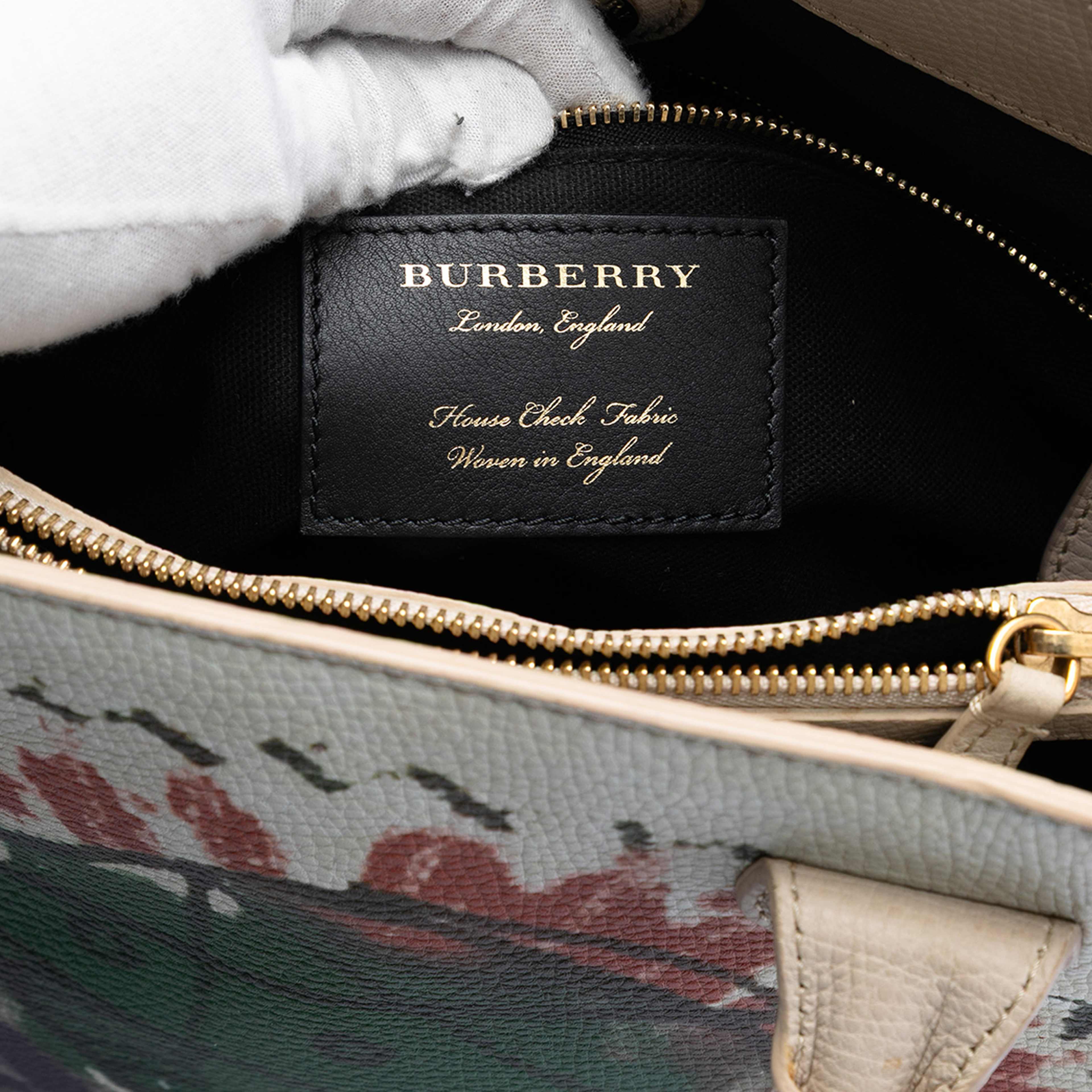 Burberry Medium Leather And House Check Canvas Pallas Head Banner Satchel, från Luxclusif, i färgen white. Klicka för att öppna bilden i stort format