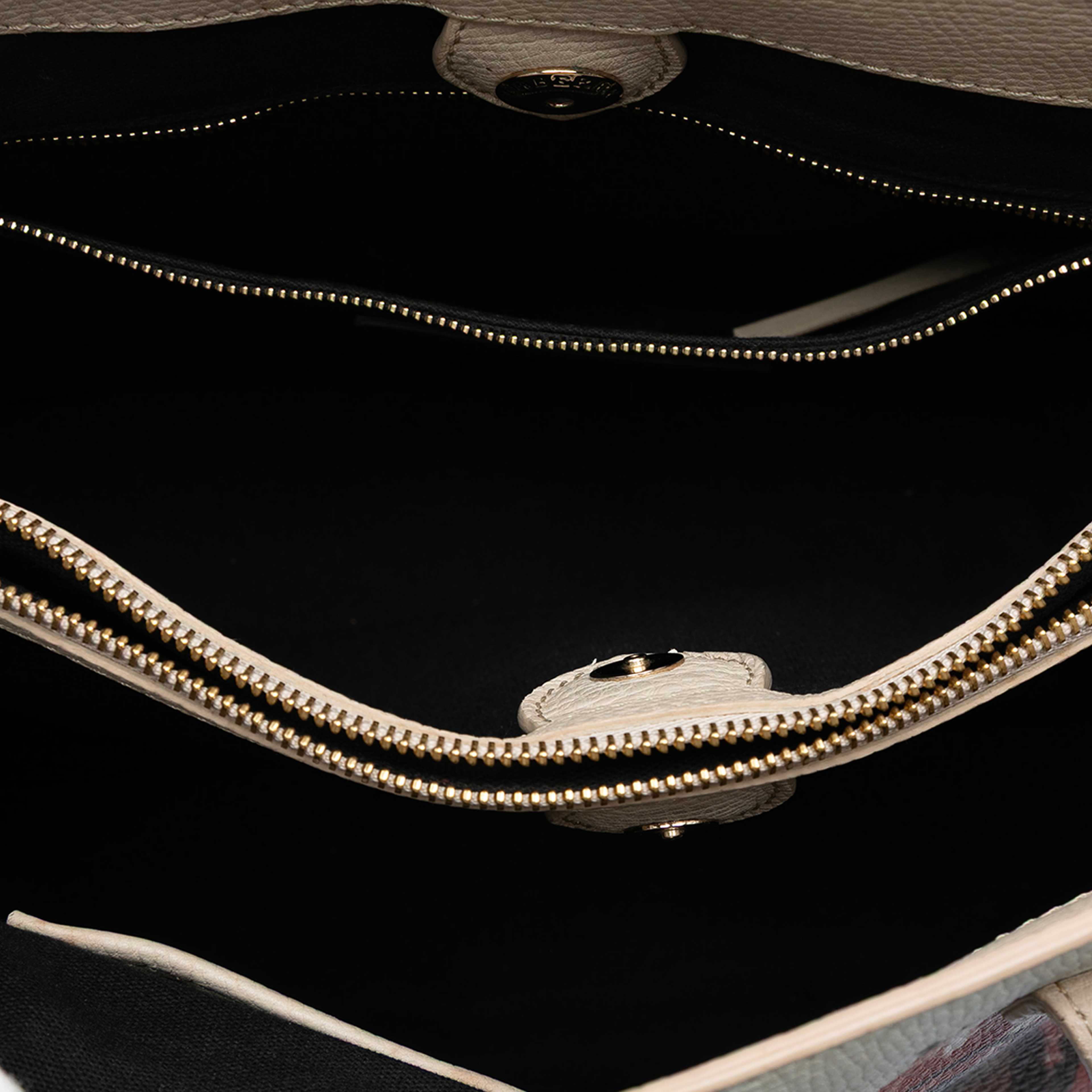 Burberry Medium Leather And House Check Canvas Pallas Head Banner Satchel, från Luxclusif, i färgen white. Klicka för att öppna bilden i stort format