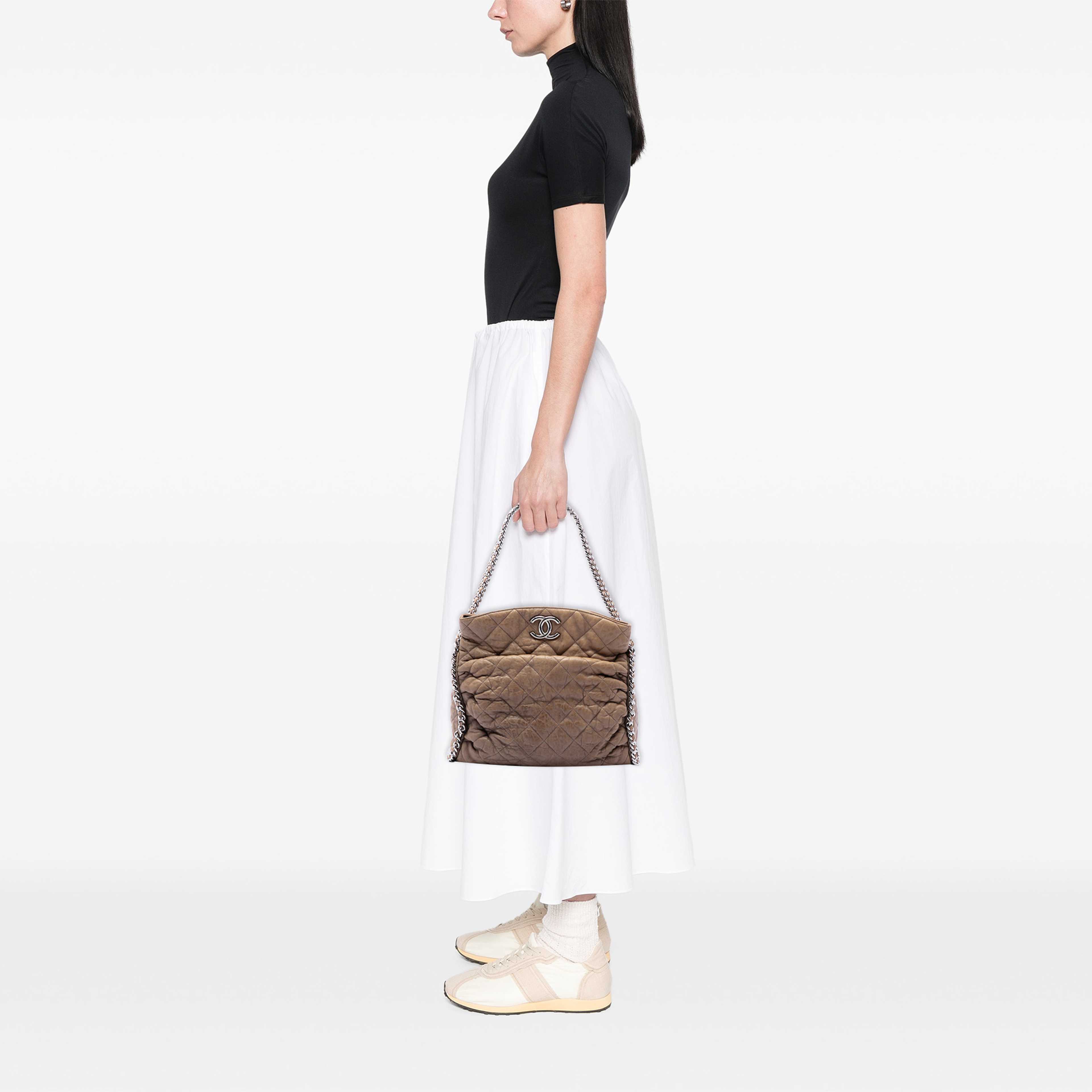 Chanel Quilted Washed Lambskin Chain Around Hobo, från Luxclusif, i färgen brun. Klicka för att öppna bilden i stort format