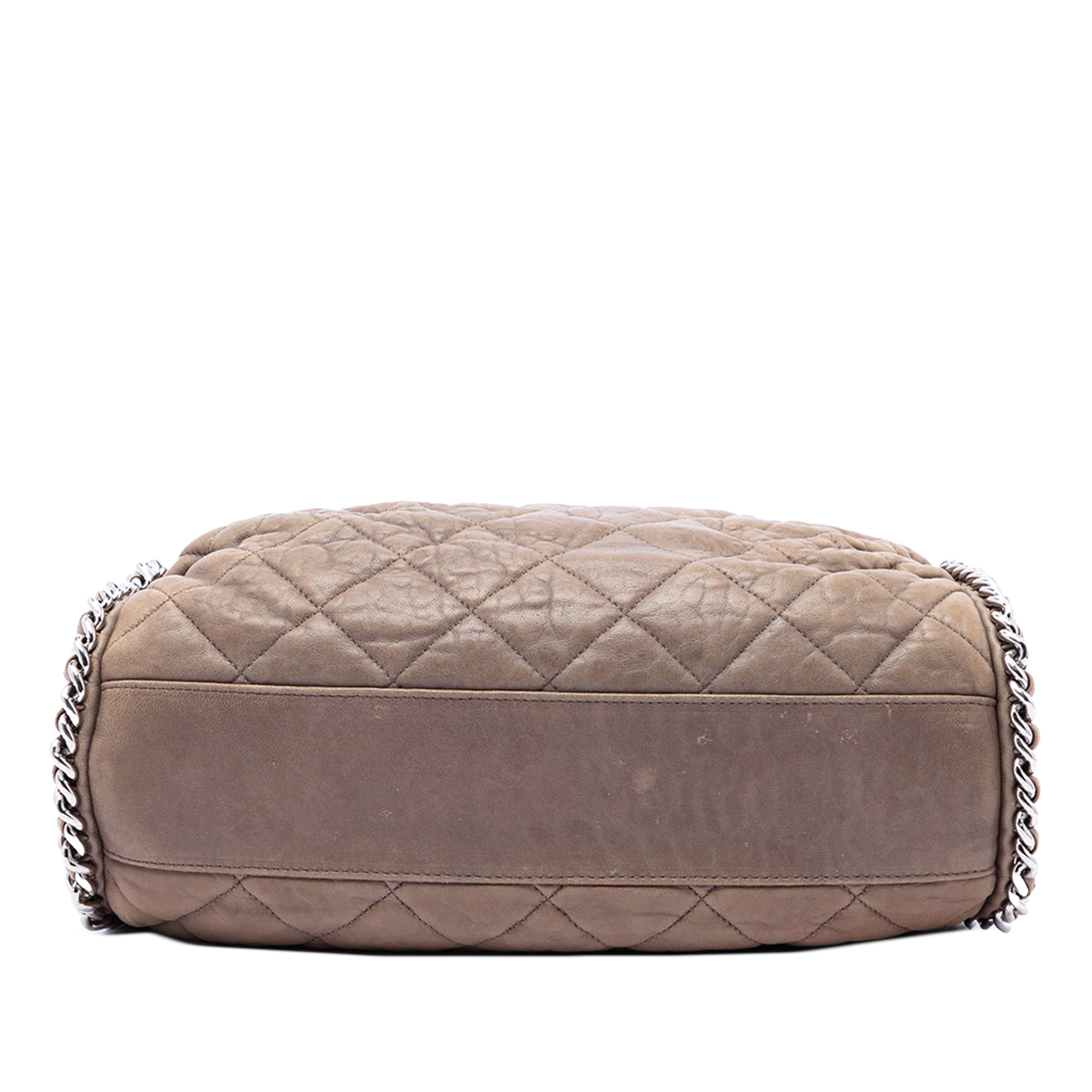 Chanel Quilted Washed Lambskin Chain Around Hobo, från Luxclusif, i färgen brun. Klicka för att öppna bilden i stort format