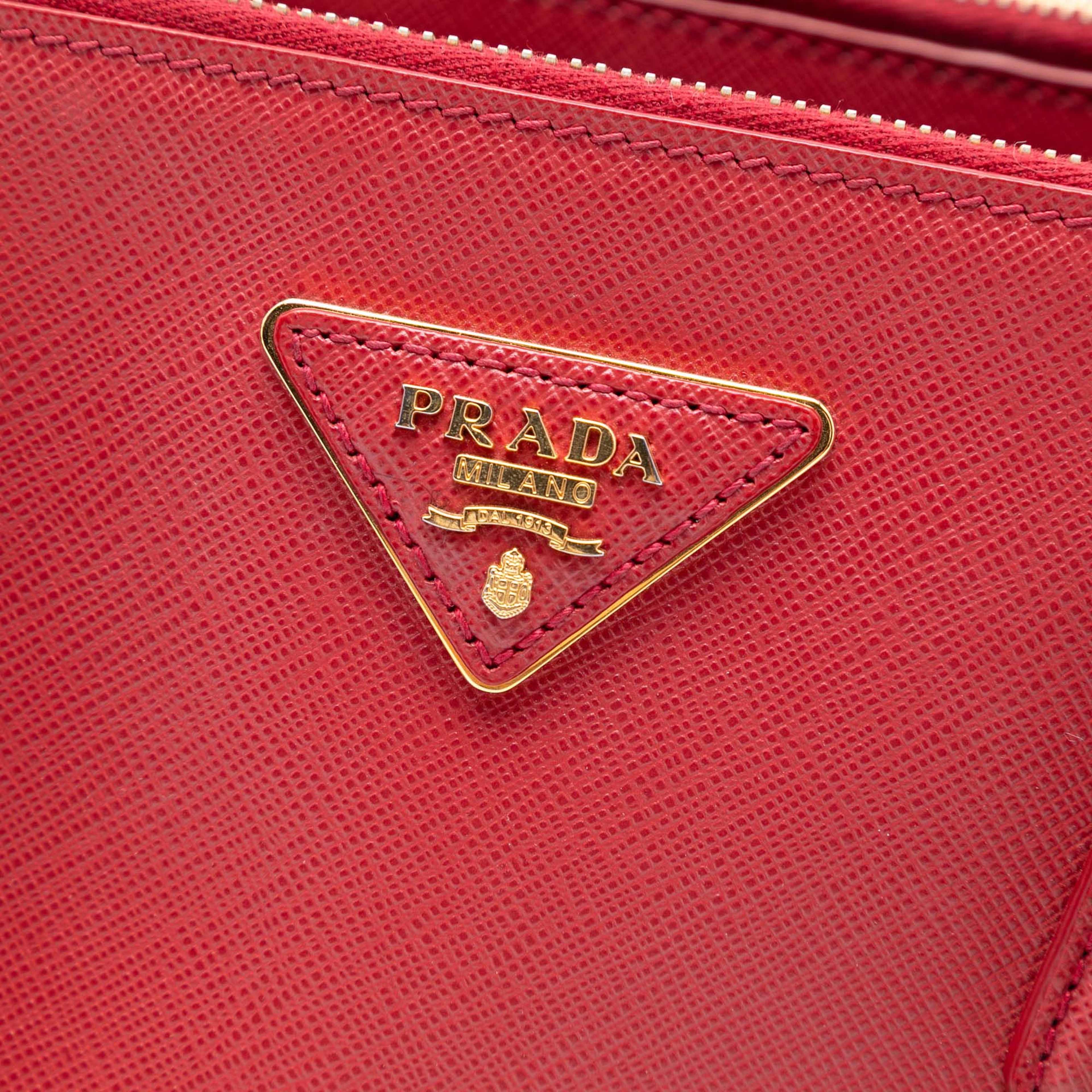 Prada Small Saffiano Lux Galleria Double Zip Satchel, från Luxclusif, i färgen red. Klicka för att öppna bilden i stort format