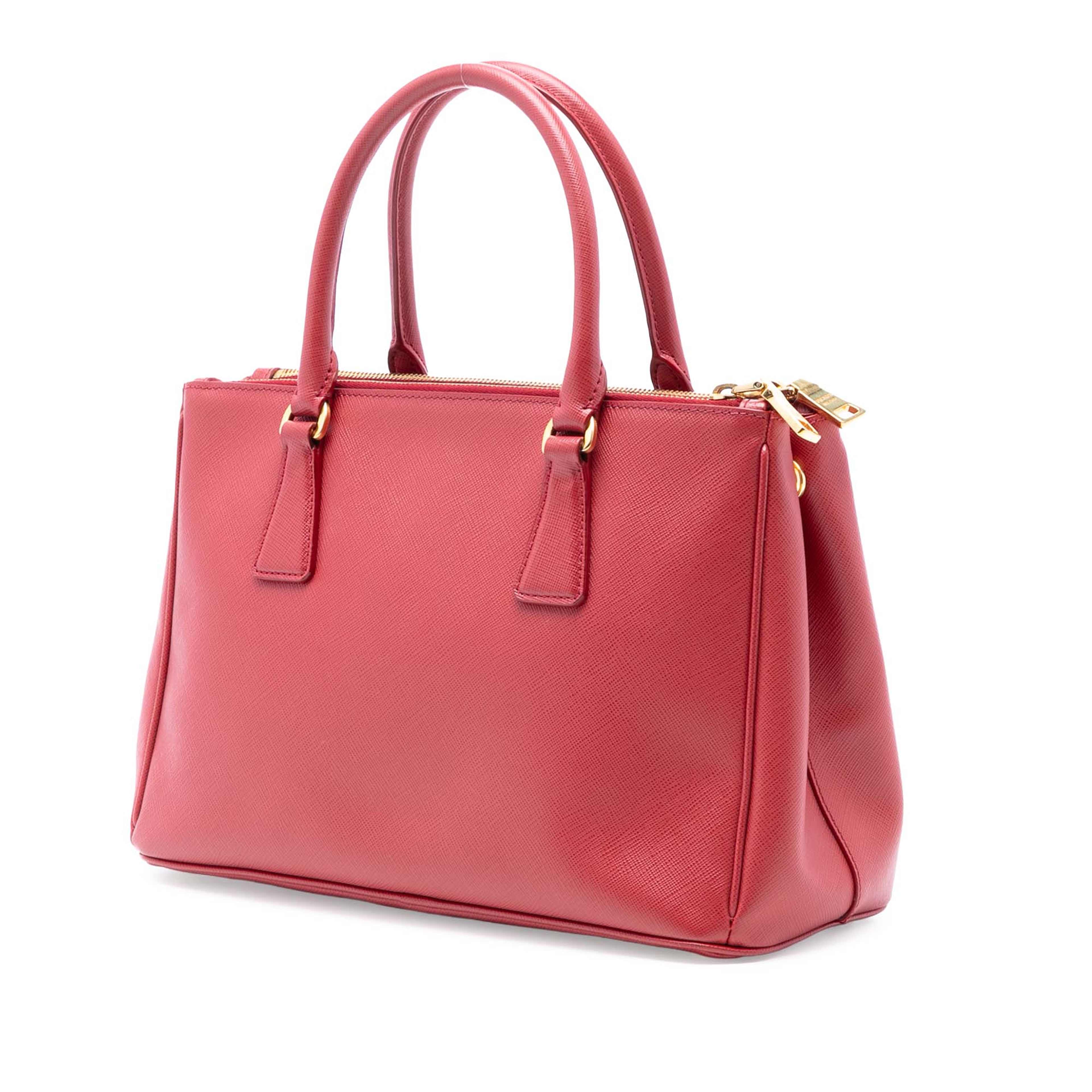 Prada Small Saffiano Lux Galleria Double Zip Satchel, från Luxclusif, i färgen red. Klicka för att öppna bilden i stort format
