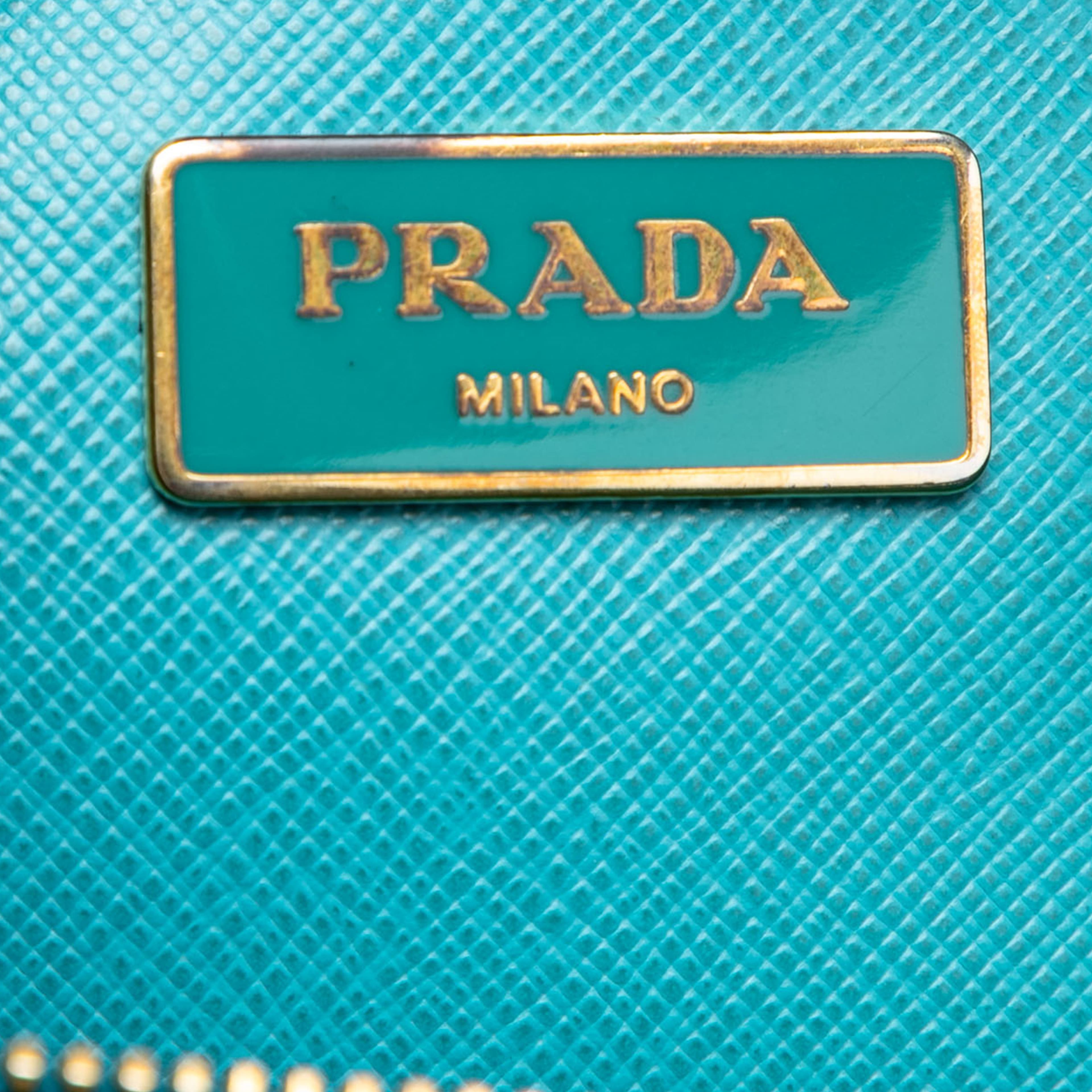 Prada Large Saffiano Lux Promenade Satchel, från Luxclusif, i färgen aqua. Klicka för att öppna bilden i stort format