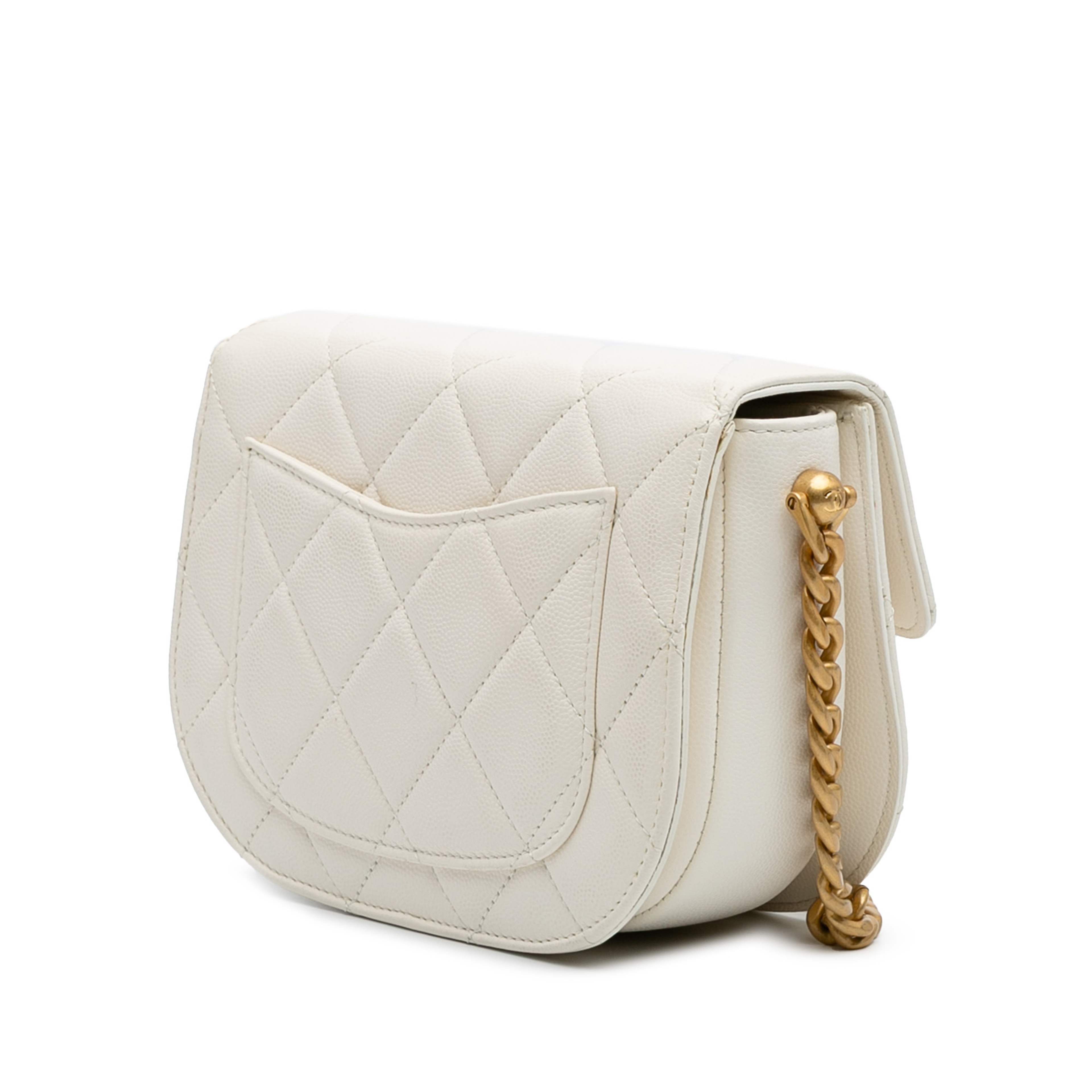Chanel Cc Quilted Lambskin Round Moon Messenger Flap, från Luxclusif, i färgen vit. Klicka för att öppna bilden i stort format