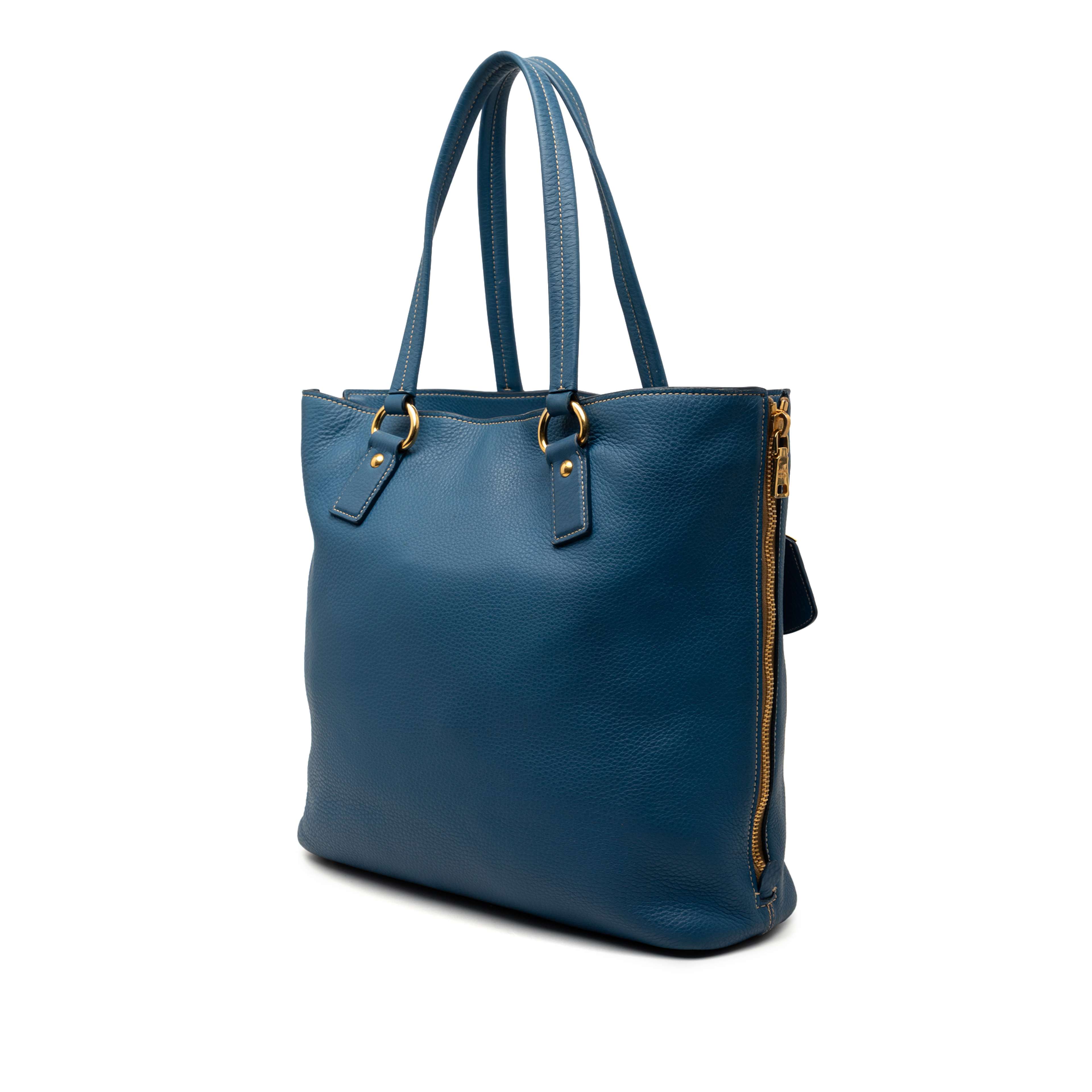 Prada Vitello Daino Side Zip Shopper Tote, från Luxclusif, i färgen blå. Klicka för att öppna bilden i stort format