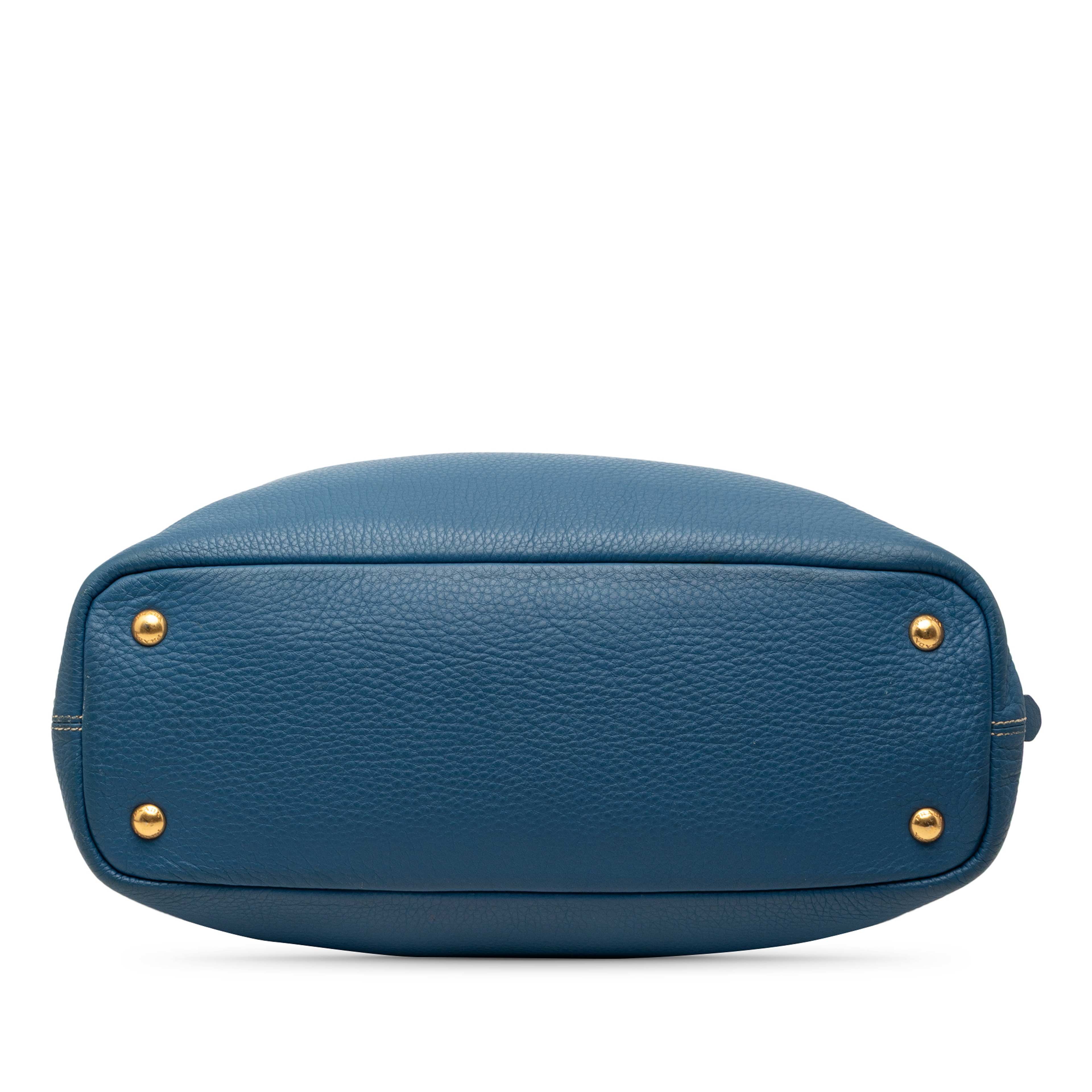 Prada Vitello Daino Side Zip Shopper Tote, från Luxclusif, i färgen blå. Klicka för att öppna bilden i stort format