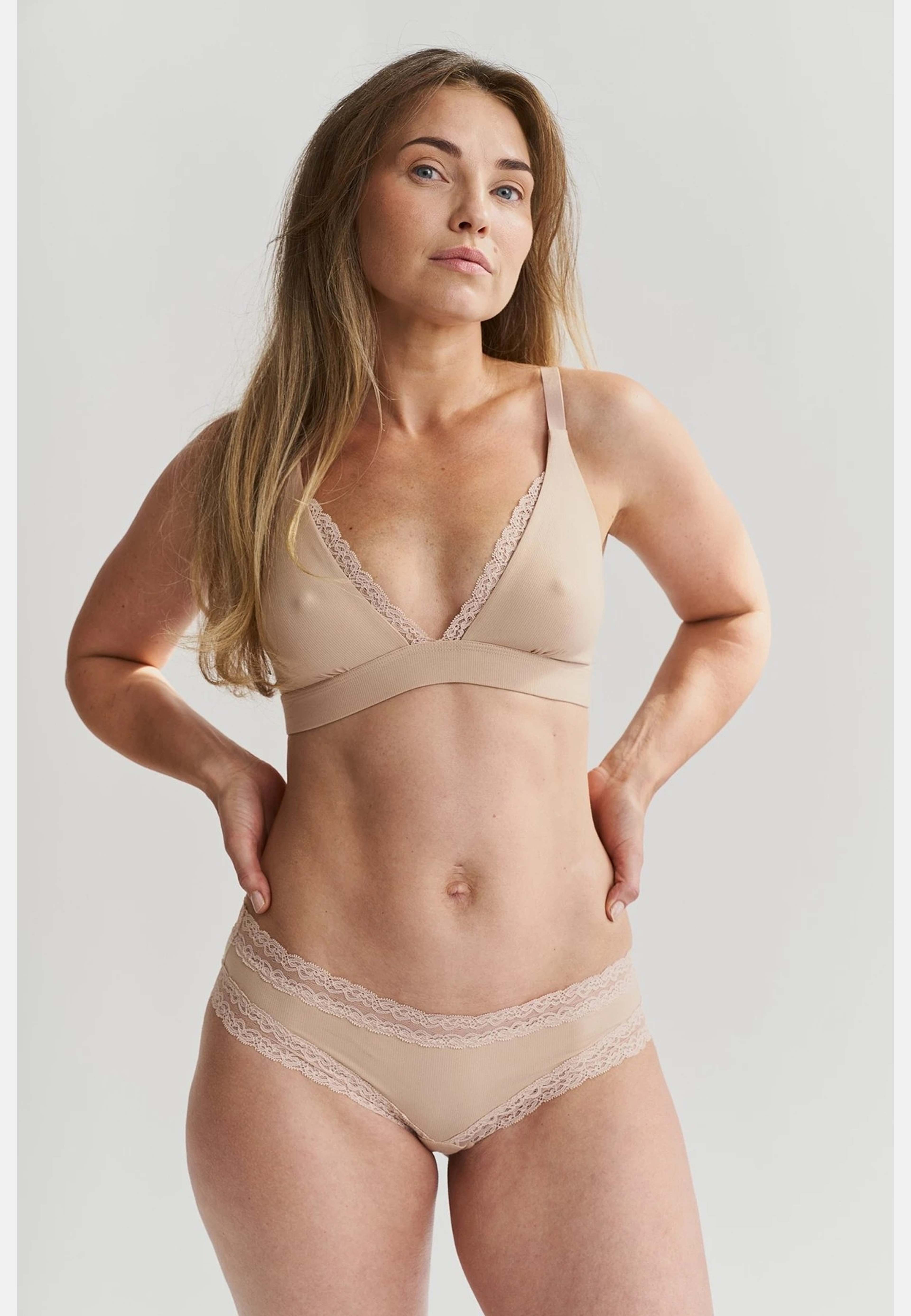 Flora Bralette - Rose, från FEMIQUE, i färgen rose. Klicka för att öppna bilden i stort format
