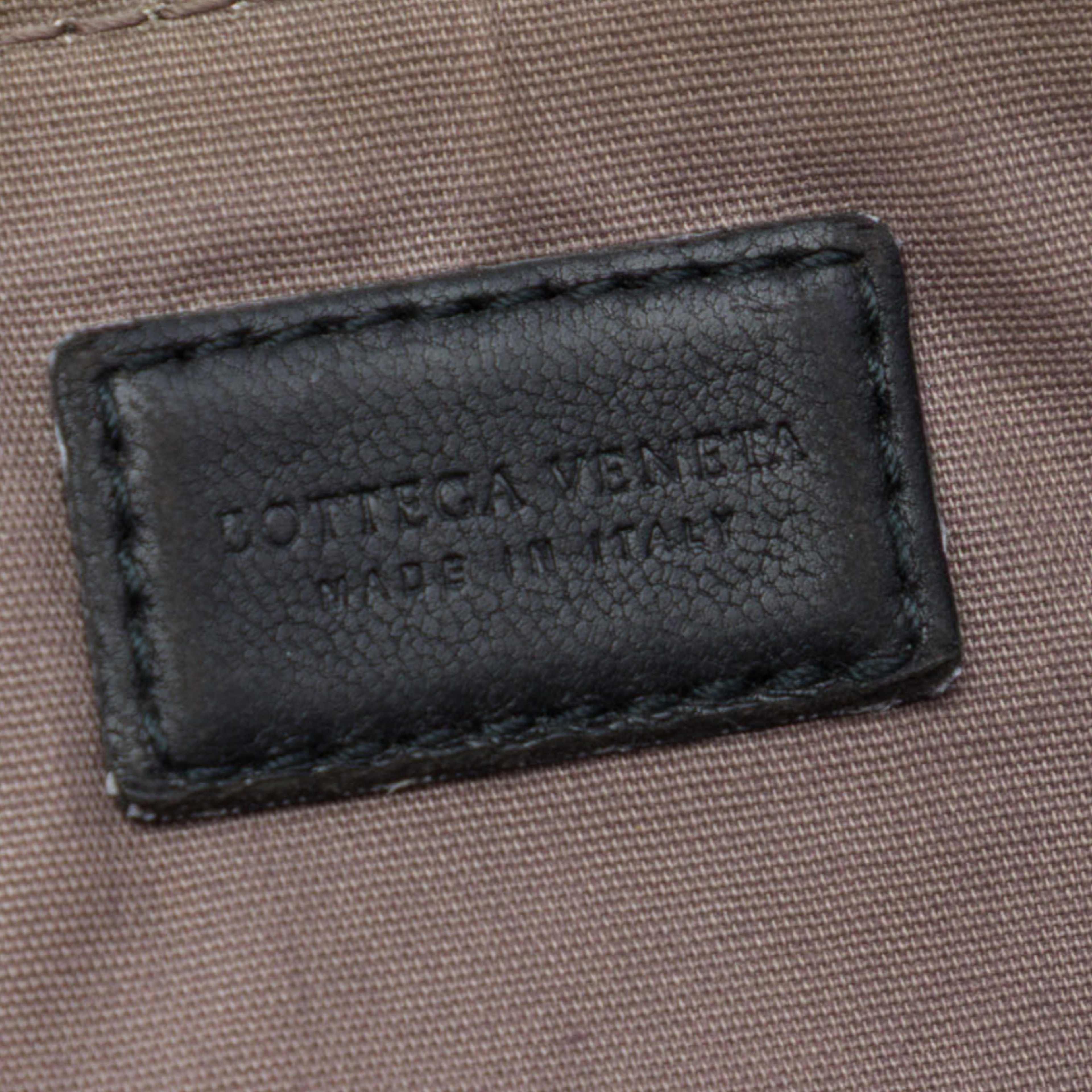 Bottega Veneta Nappa Intrecciato Clutch, från Luxclusif, i färgen svart. Klicka för att öppna bilden i stort format