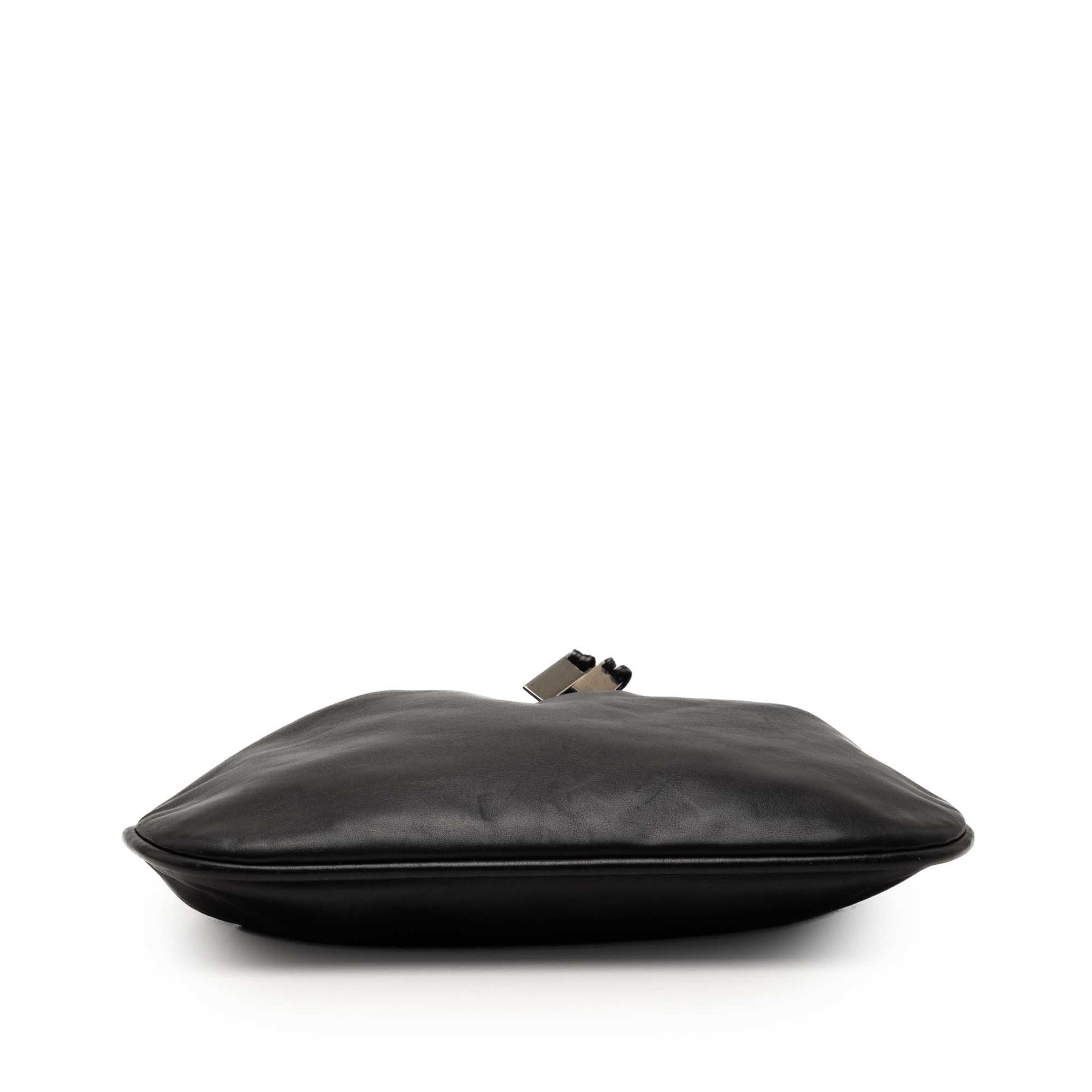 Gucci Calfskin Bamboo Drawstring Hobo Bag, från Luxclusif, i färgen black. Klicka för att öppna bilden i stort format