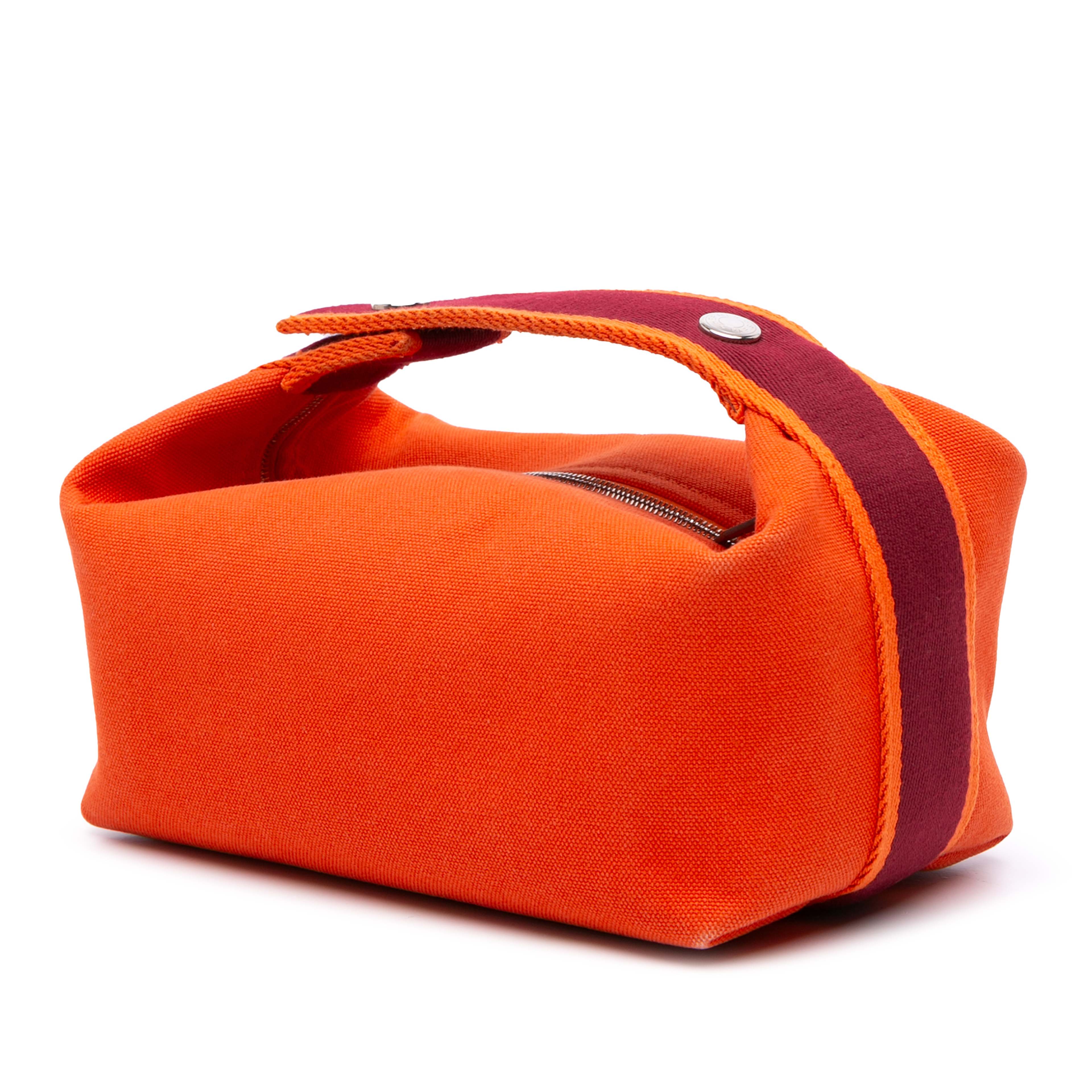 Hermès Small Canvas Bride A Brac Case, från Luxclusif, i färgen dark orange. Klicka för att öppna bilden i stort format