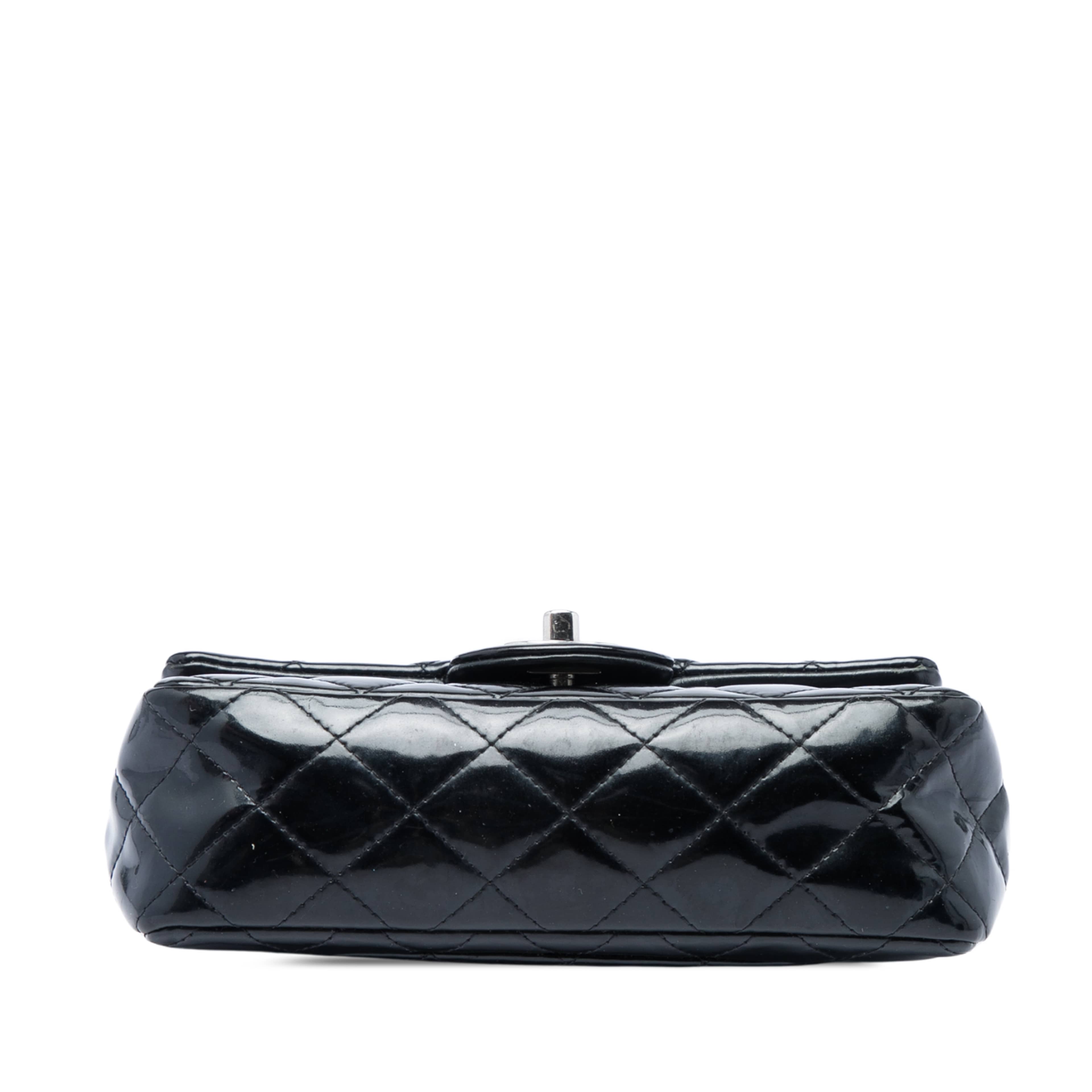 Chanel Mini Rectangular Classic Patent Single Flap, från Luxclusif, i färgen svart. Klicka för att öppna bilden i stort format