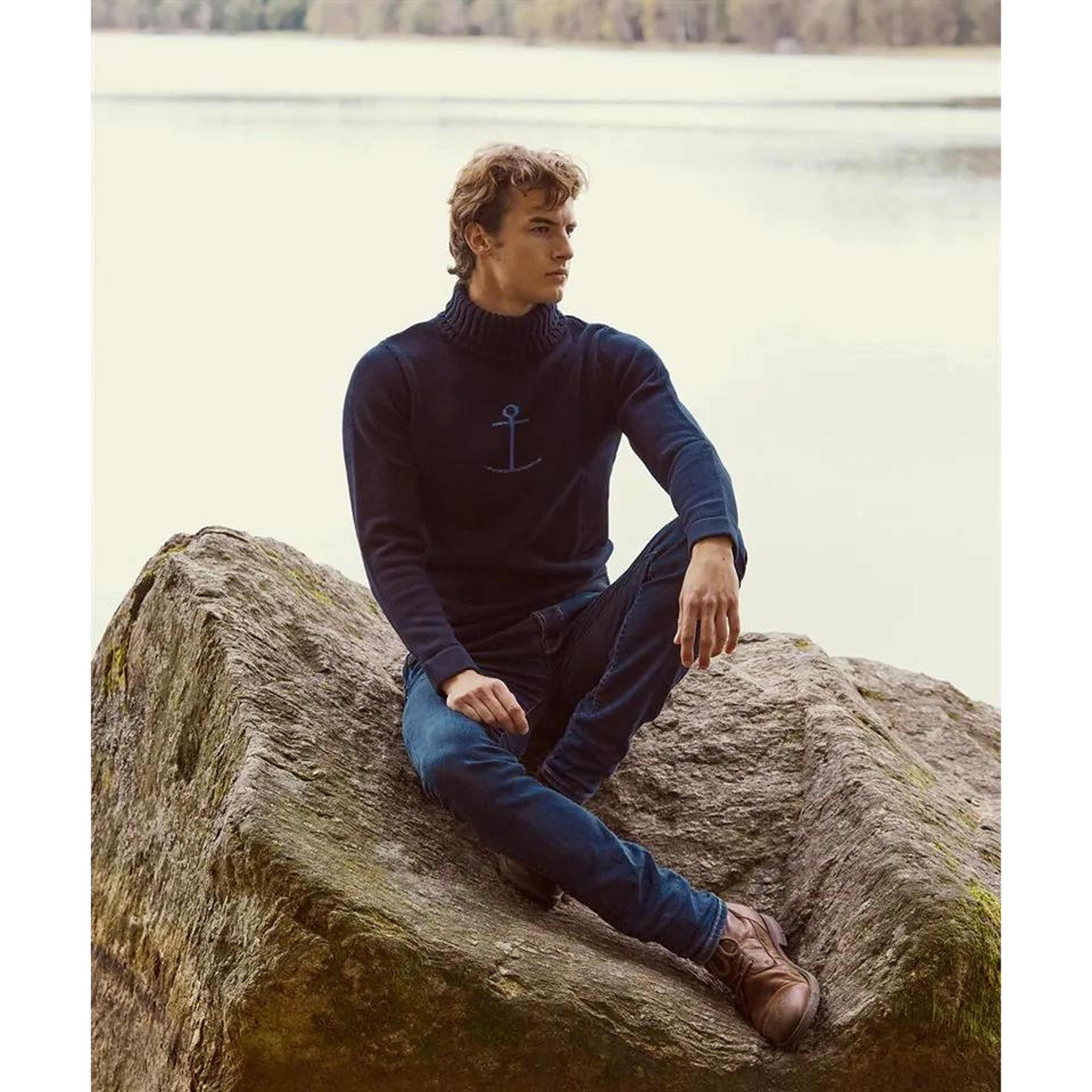 Anchor Rollneck Navy, från Jumperfabriken, i färgen navy. Klicka för att öppna bilden i stort format