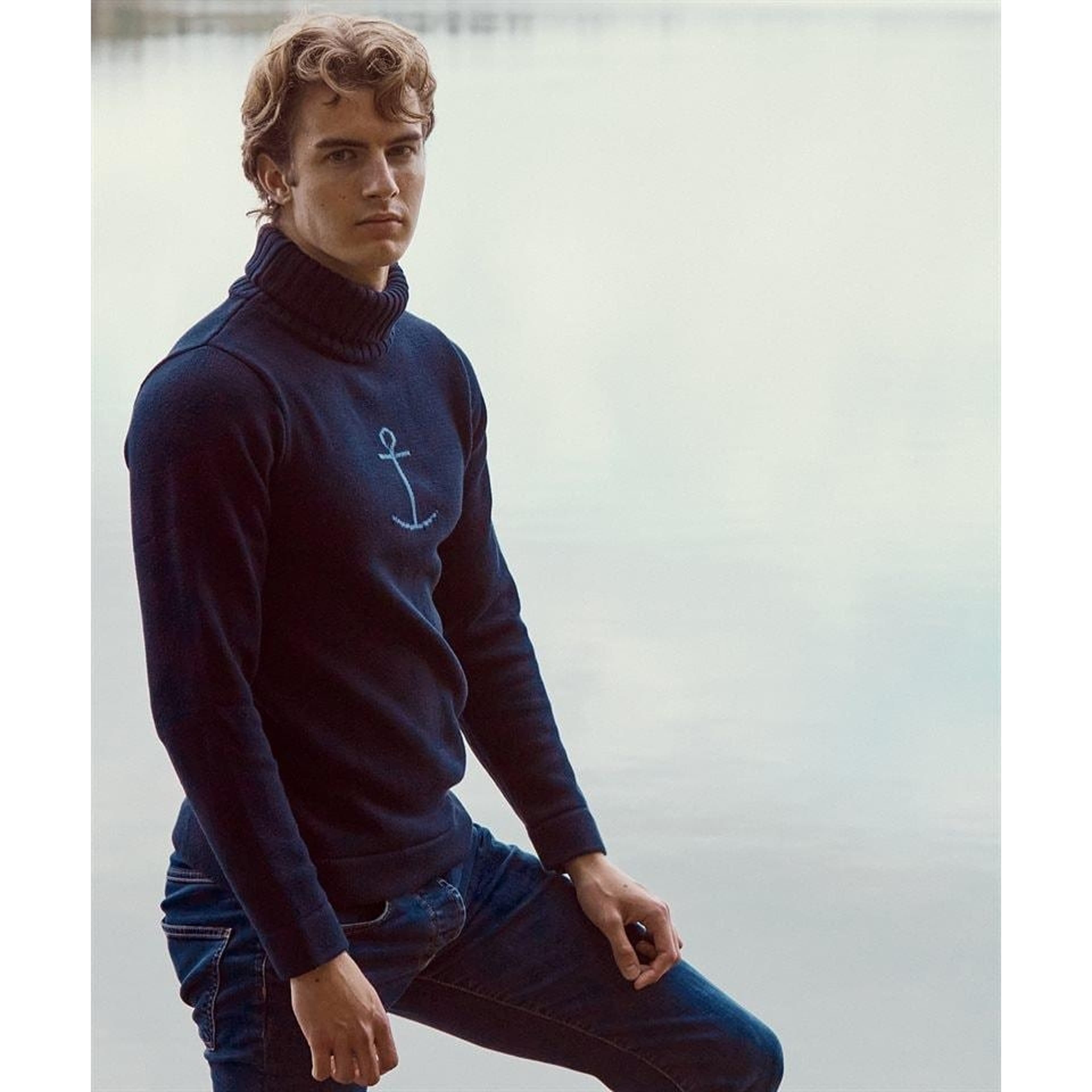 Anchor Rollneck Navy, från Jumperfabriken, i färgen navy. Klicka för att öppna bilden i stort format