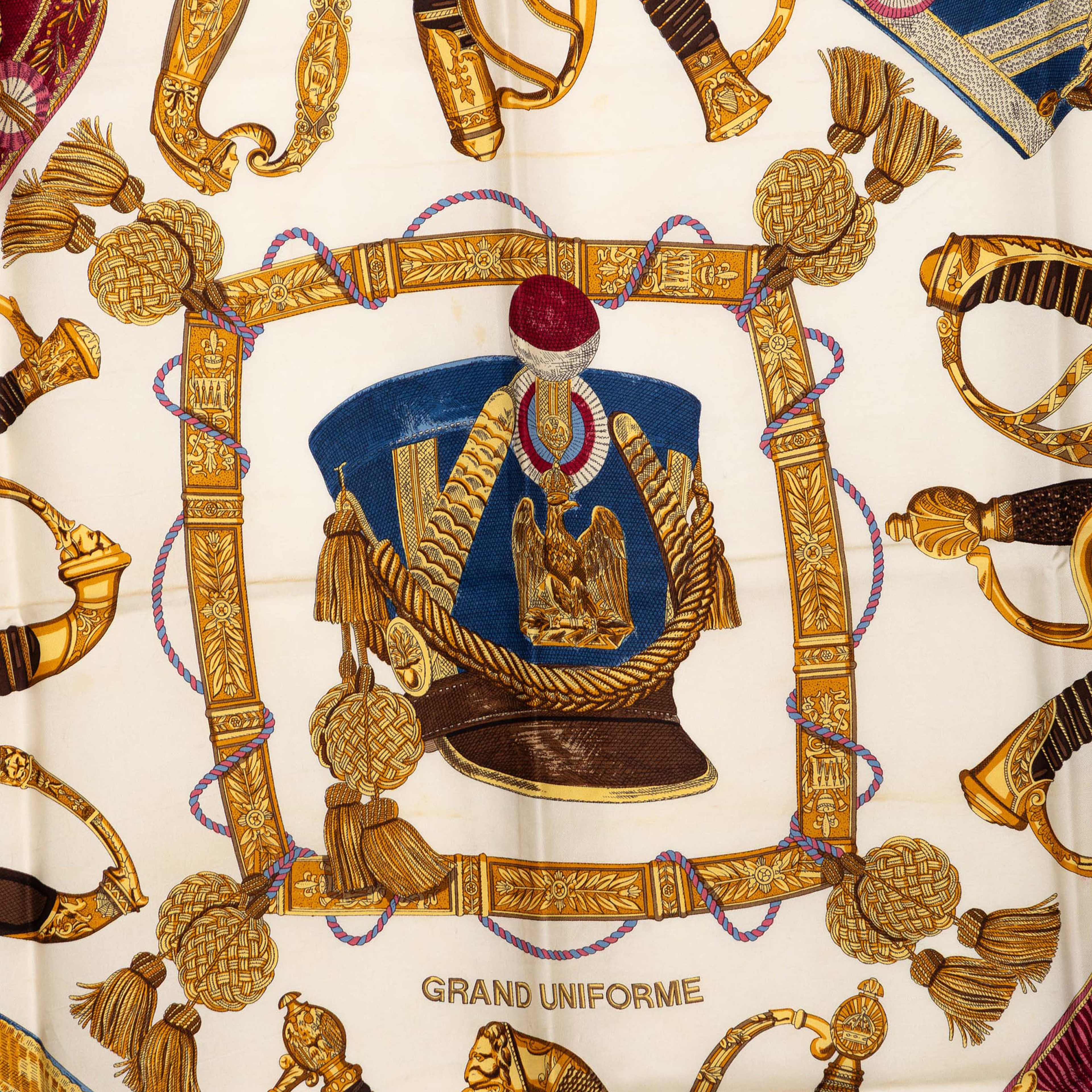 Hermès Grand Uniforme Silk Scarf 90, från Luxclusif, i färgen blå. Klicka för att öppna bilden i stort format