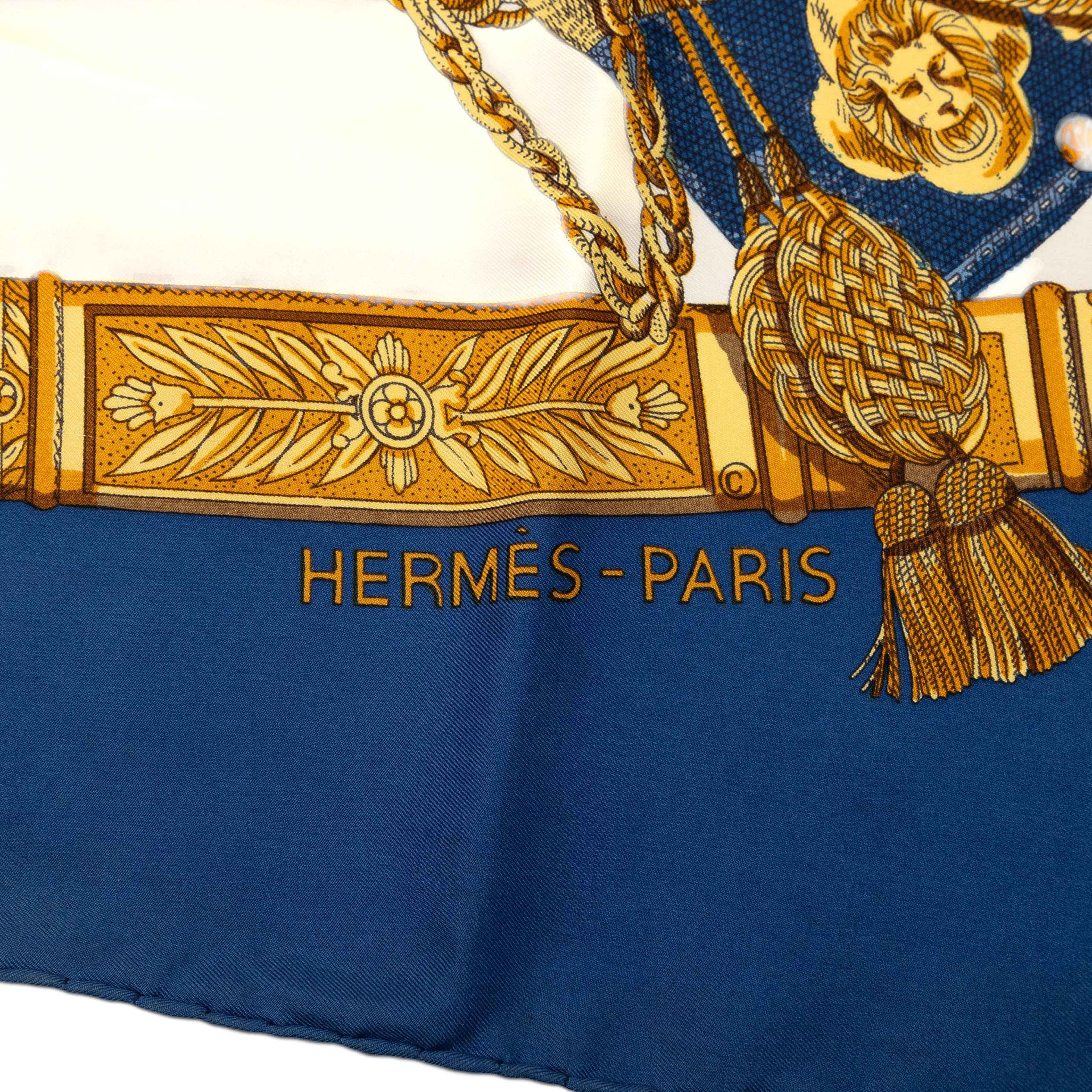Hermès Grand Uniforme Silk Scarf 90, från Luxclusif, i färgen blå. Klicka för att öppna bilden i stort format