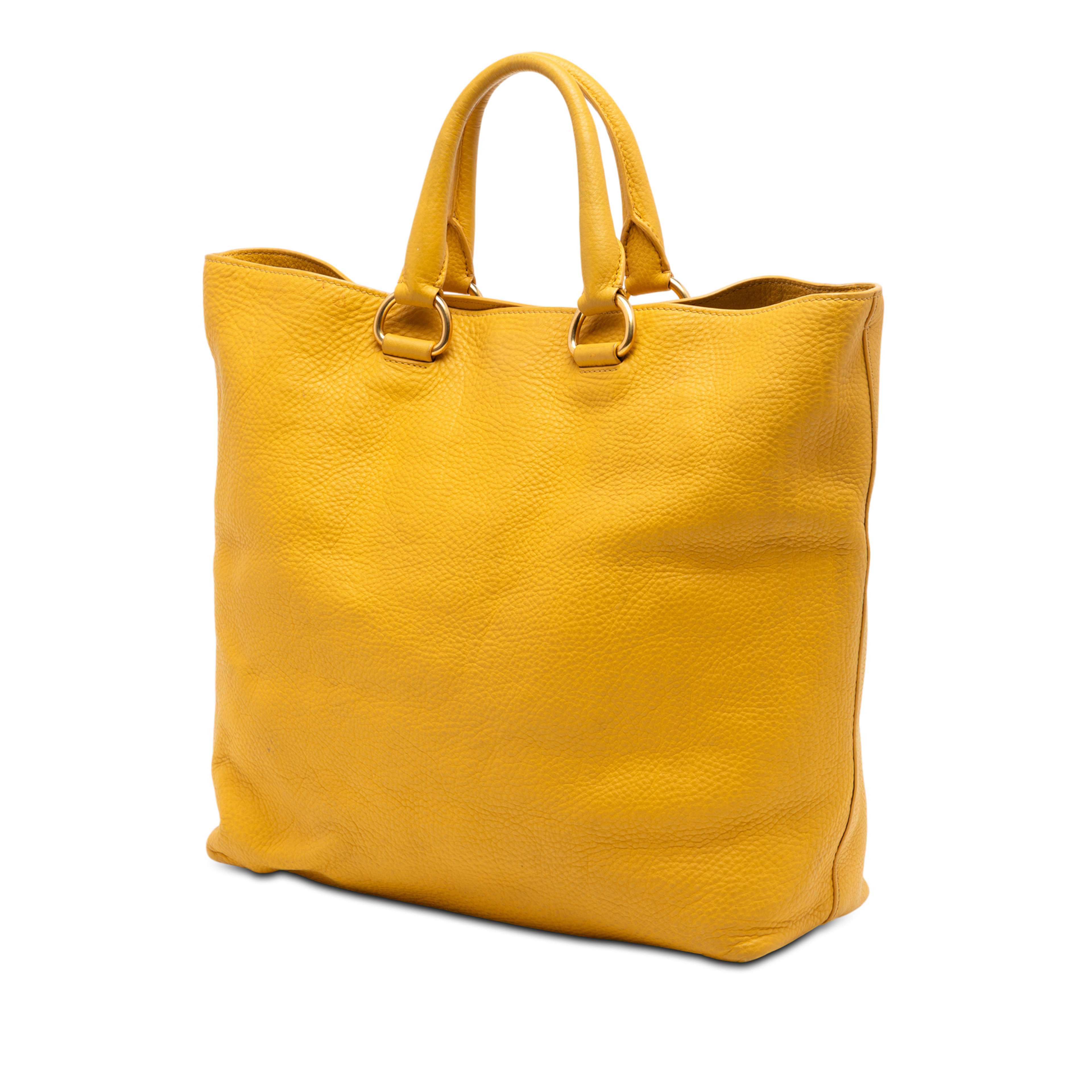 Prada Vitello Daino Open Convertible Tote, från Luxclusif, i färgen mustard. Klicka för att öppna bilden i stort format