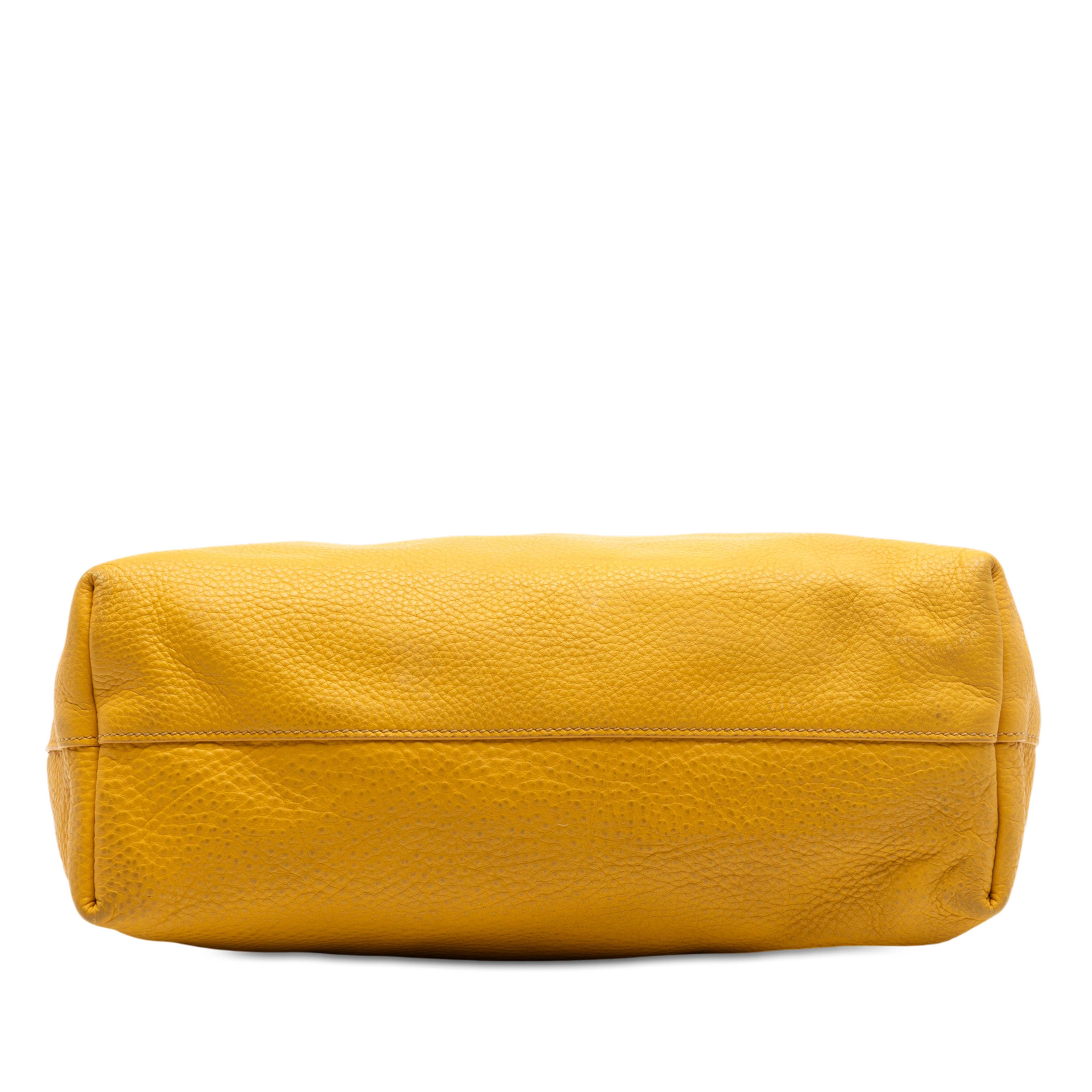 Prada Vitello Daino Open Convertible Tote, från Luxclusif, i färgen mustard. Klicka för att öppna bilden i stort format