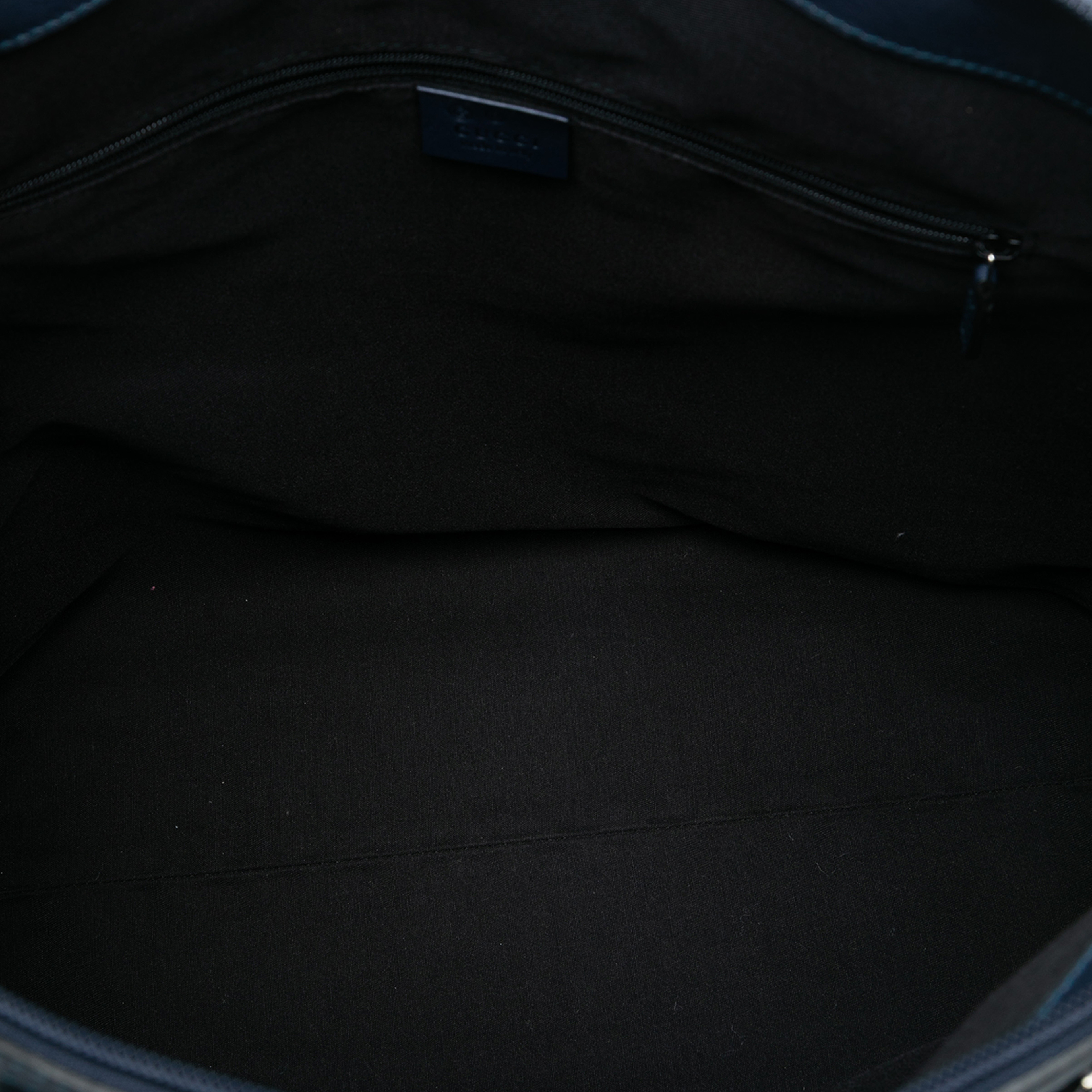 Gucci Large Leather Charm Dome Satchel, från Luxclusif, i färgen navy. Klicka för att öppna bilden i stort format