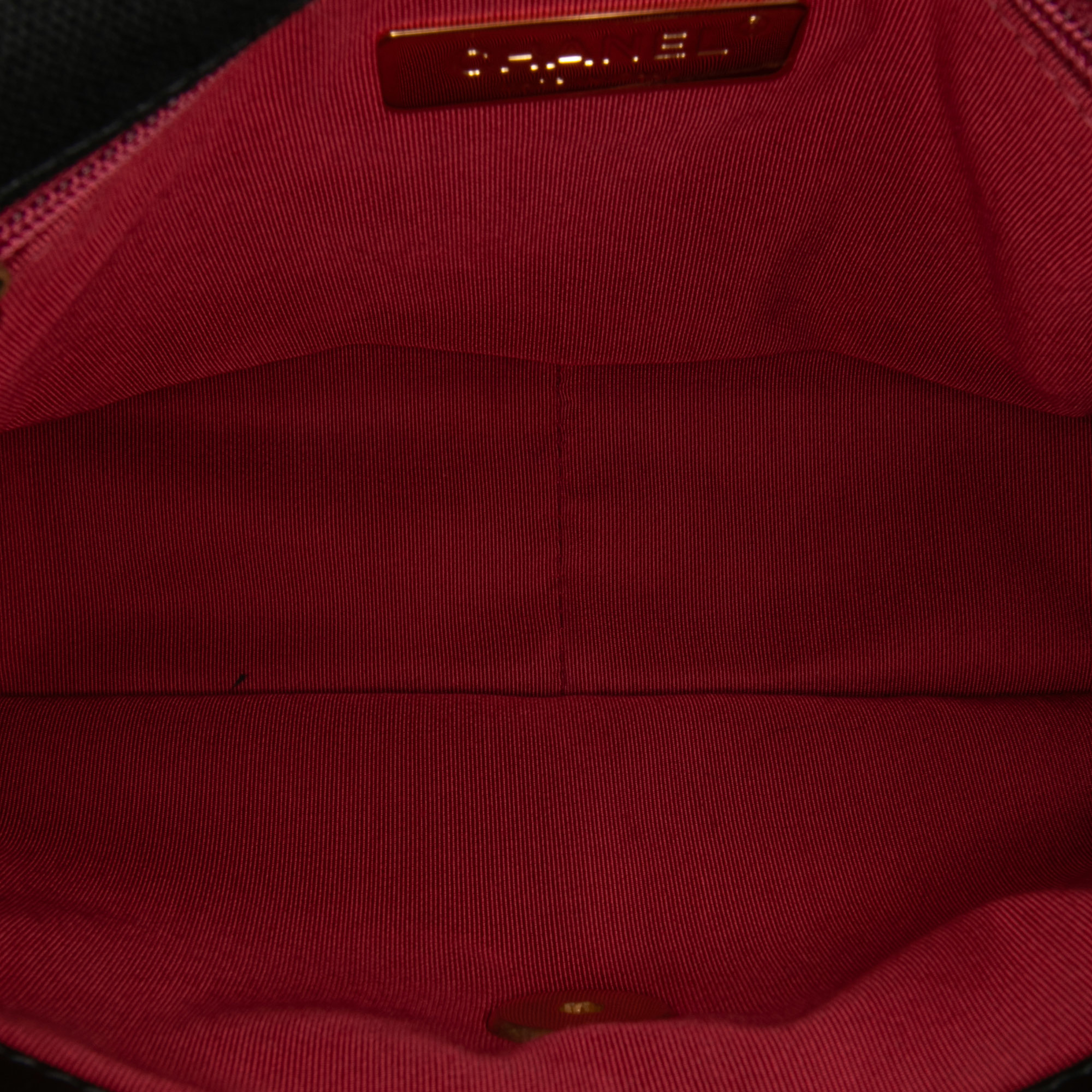 Chanel Medium Canvas And Cotton 19 Flap, från Luxclusif, i färgen black. Klicka för att öppna bilden i stort format