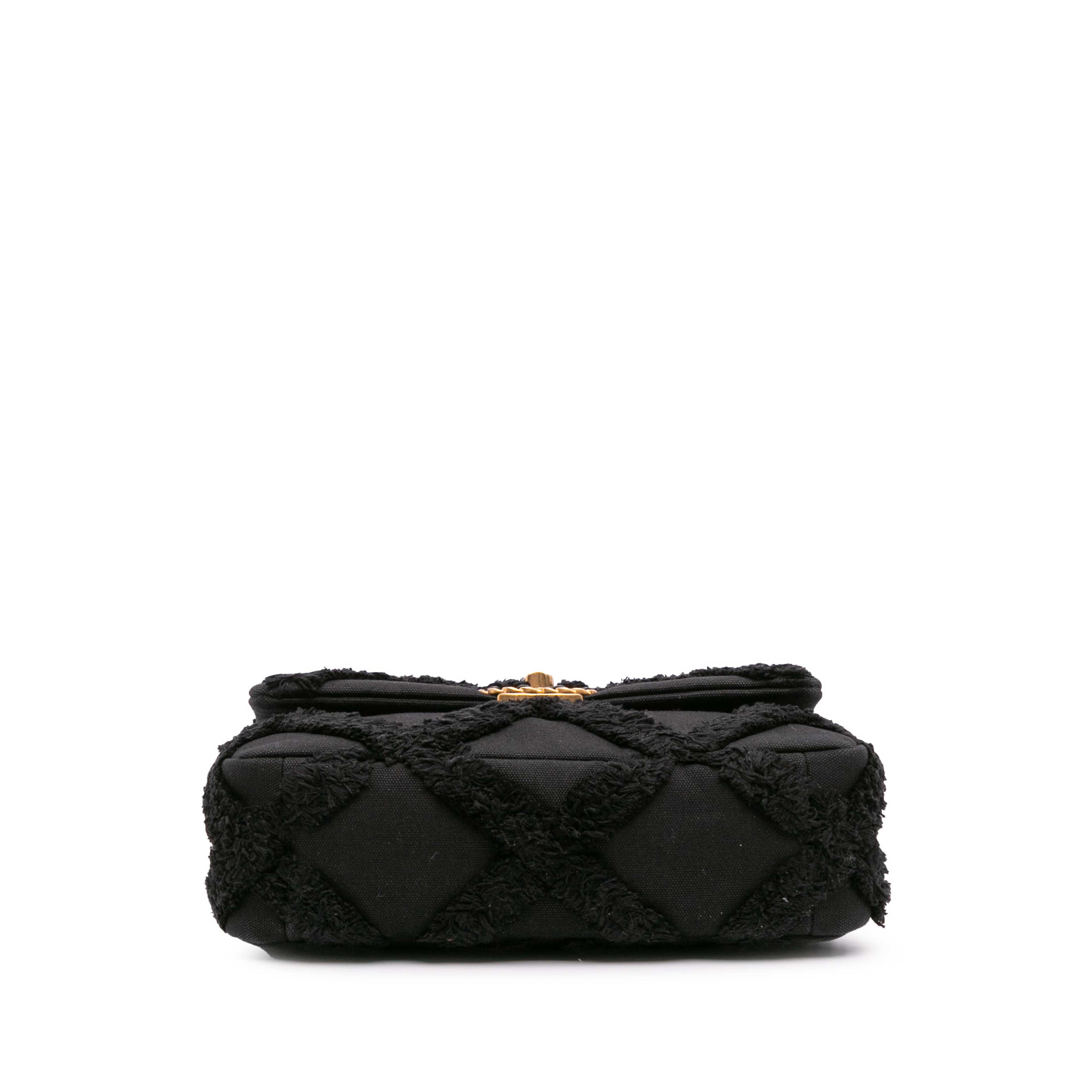 Chanel Medium Canvas And Cotton 19 Flap, från Luxclusif, i färgen black. Klicka för att öppna bilden i stort format