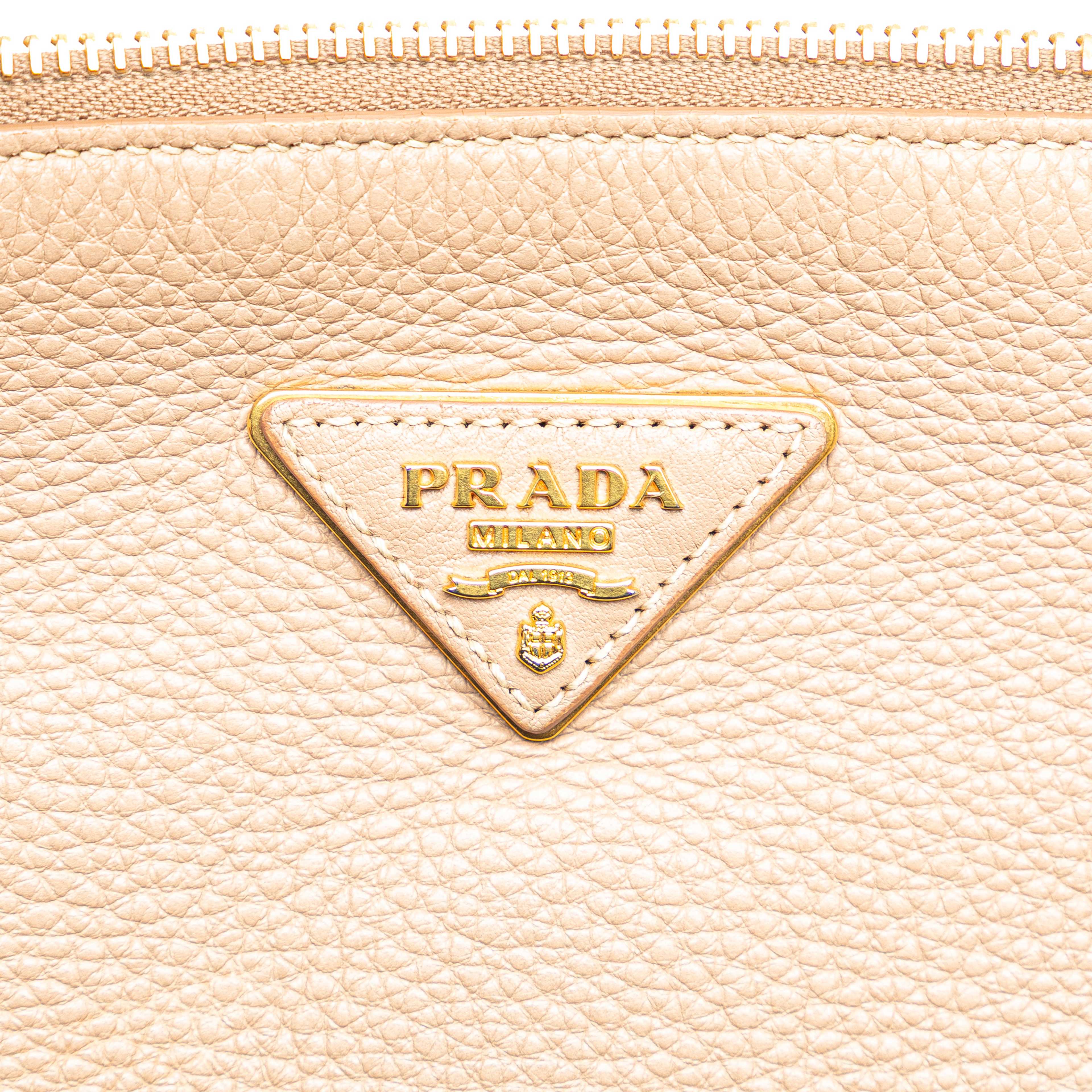 Prada Vitello Daino Zip Top Satchel, från Luxclusif, i färgen beige. Klicka för att öppna bilden i stort format