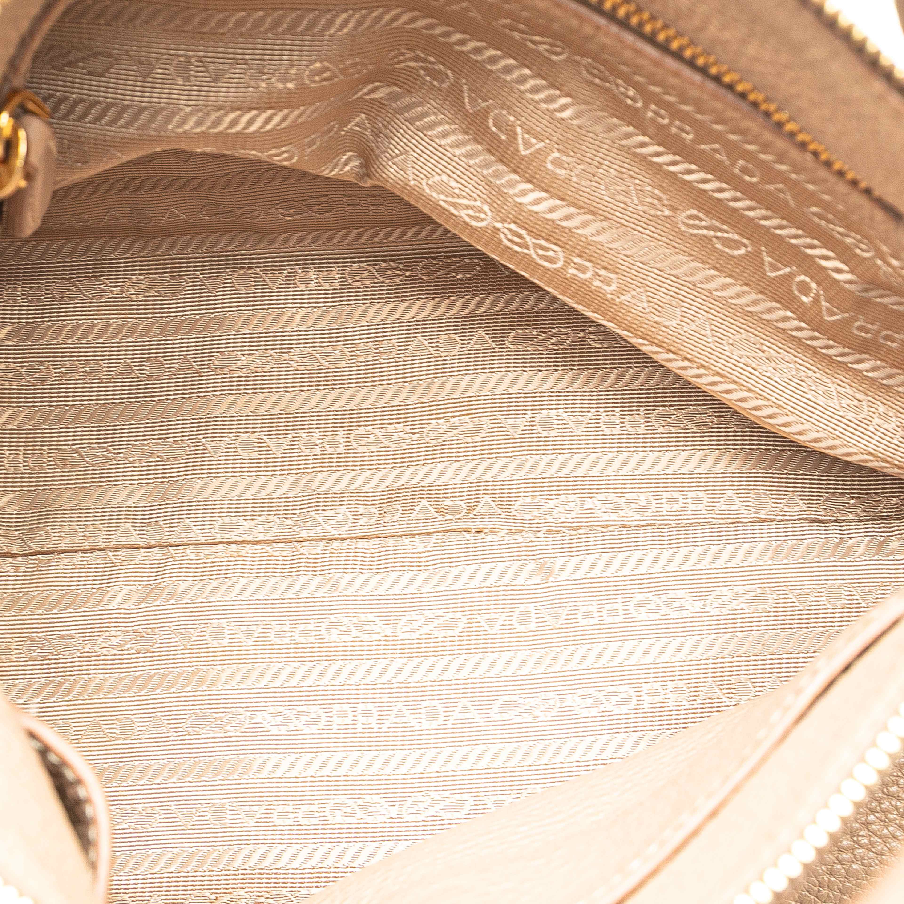 Prada Vitello Daino Zip Top Satchel, från Luxclusif, i färgen beige. Klicka för att öppna bilden i stort format