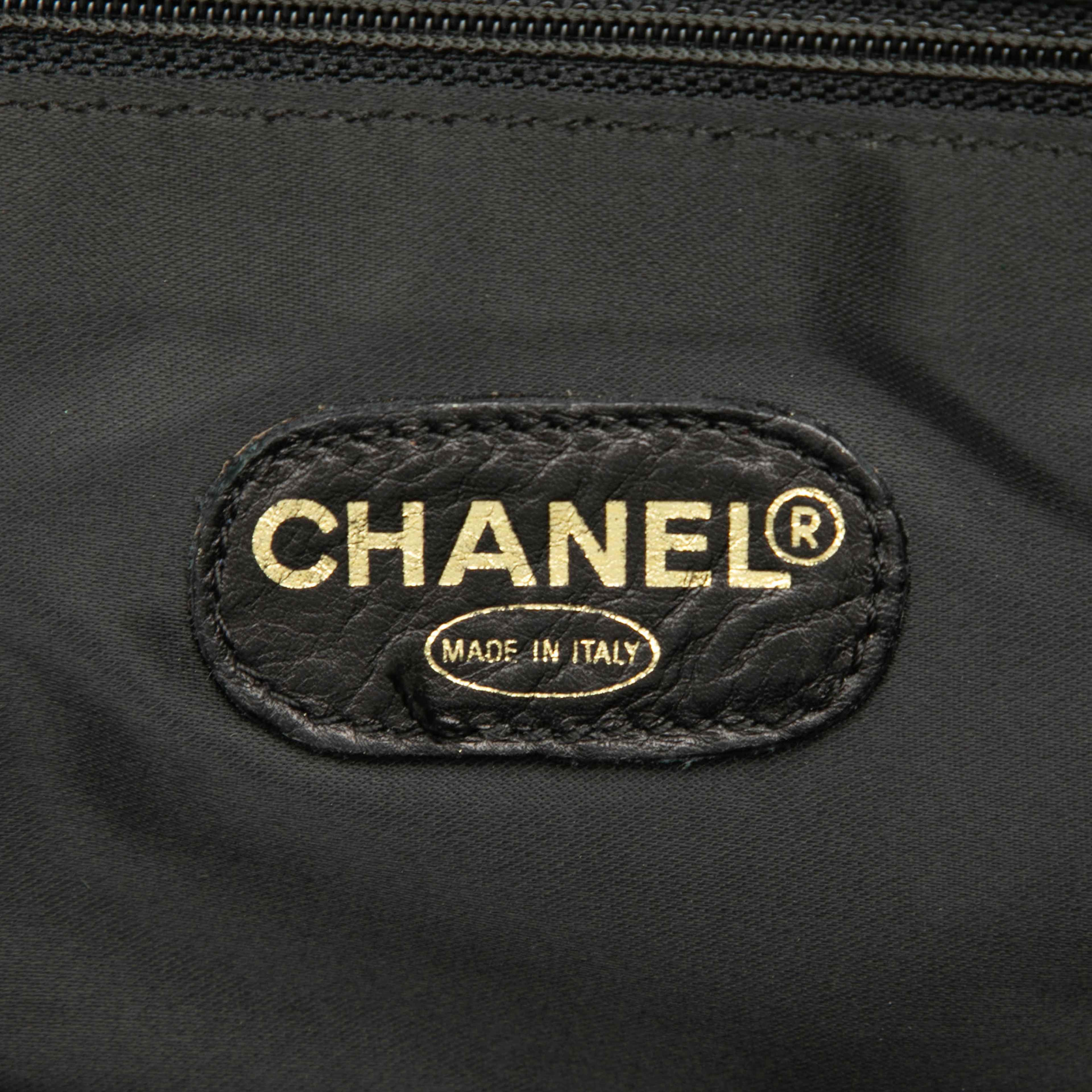 Chanel Caviar Logo Chain Tote, från Luxclusif, i färgen black. Klicka för att öppna bilden i stort format