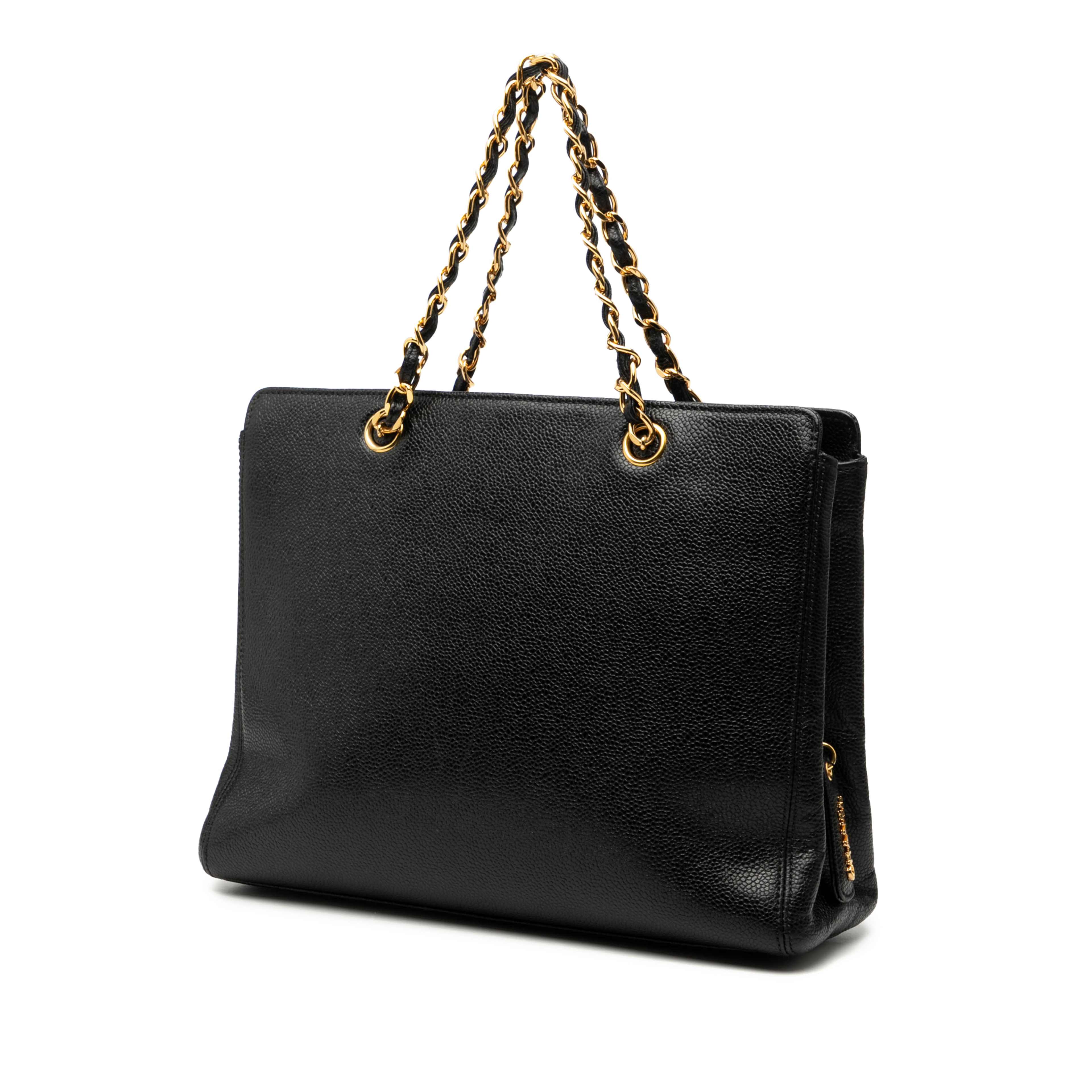 Chanel Caviar Logo Chain Tote, från Luxclusif, i färgen black. Klicka för att öppna bilden i stort format