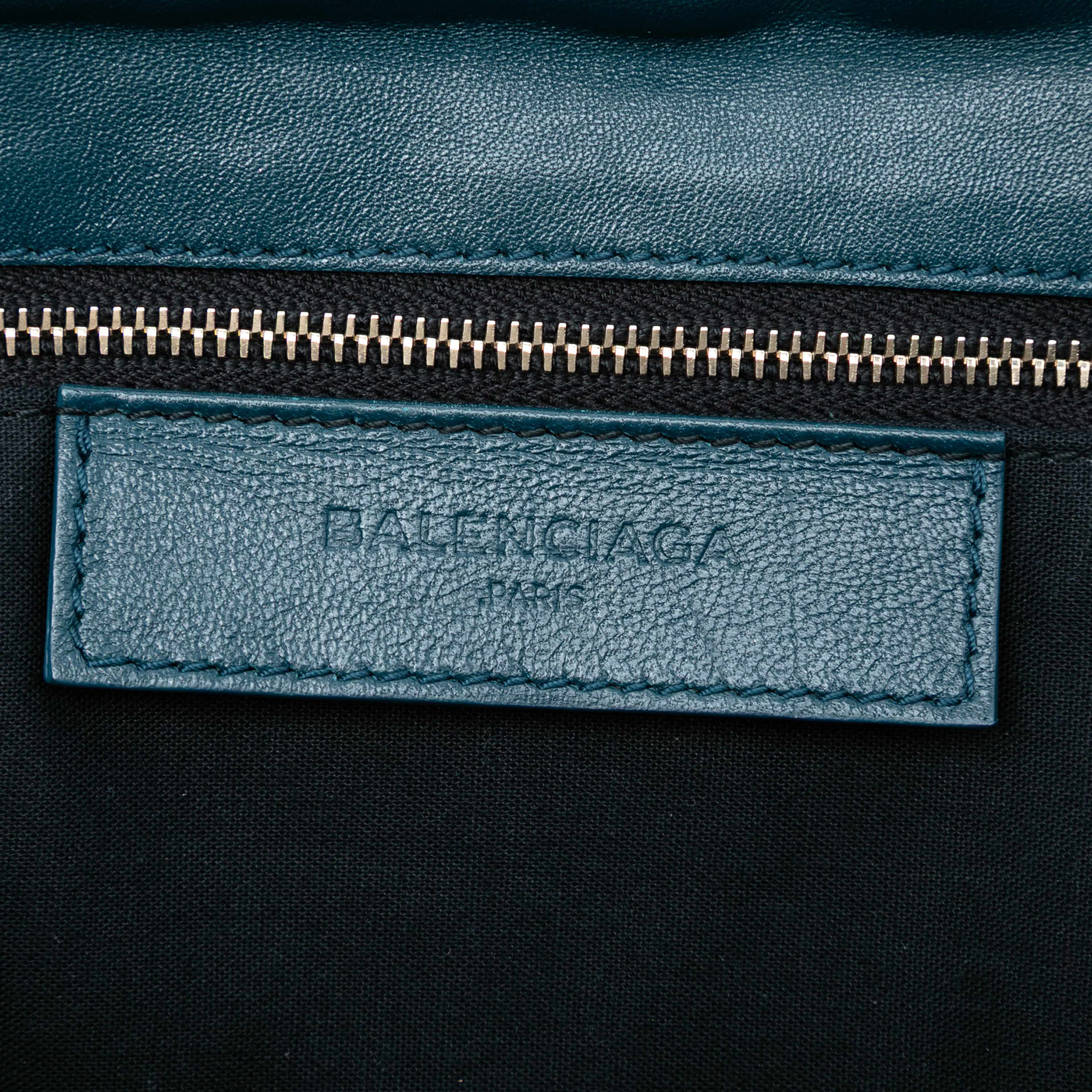 Balenciaga Chevre Motocross Classic Metallic Edge Envelope Clutch, från Luxclusif, i färgen peacock. Klicka för att öppna bilden i stort format
