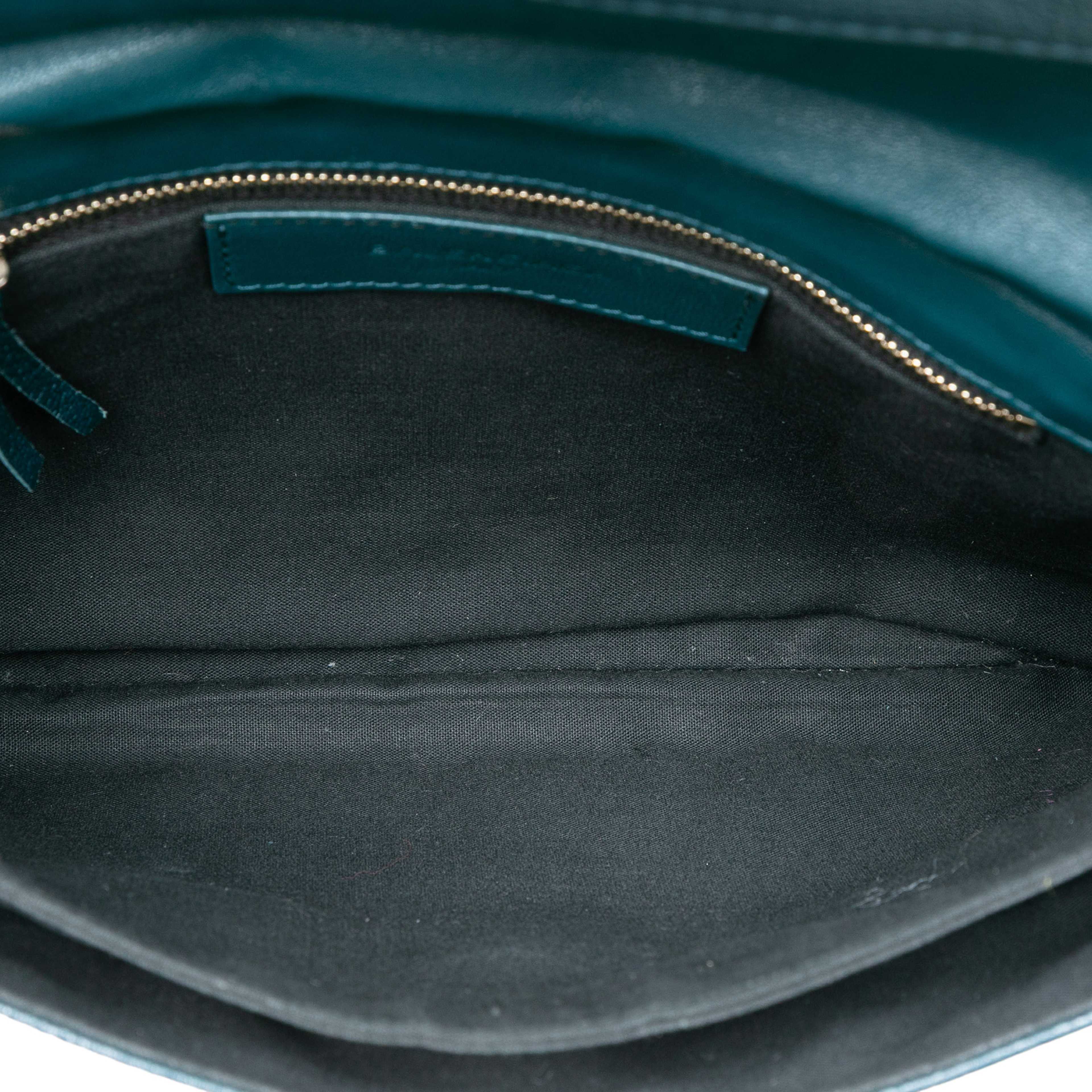 Balenciaga Chevre Motocross Classic Metallic Edge Envelope Clutch, från Luxclusif, i färgen peacock. Klicka för att öppna bilden i stort format