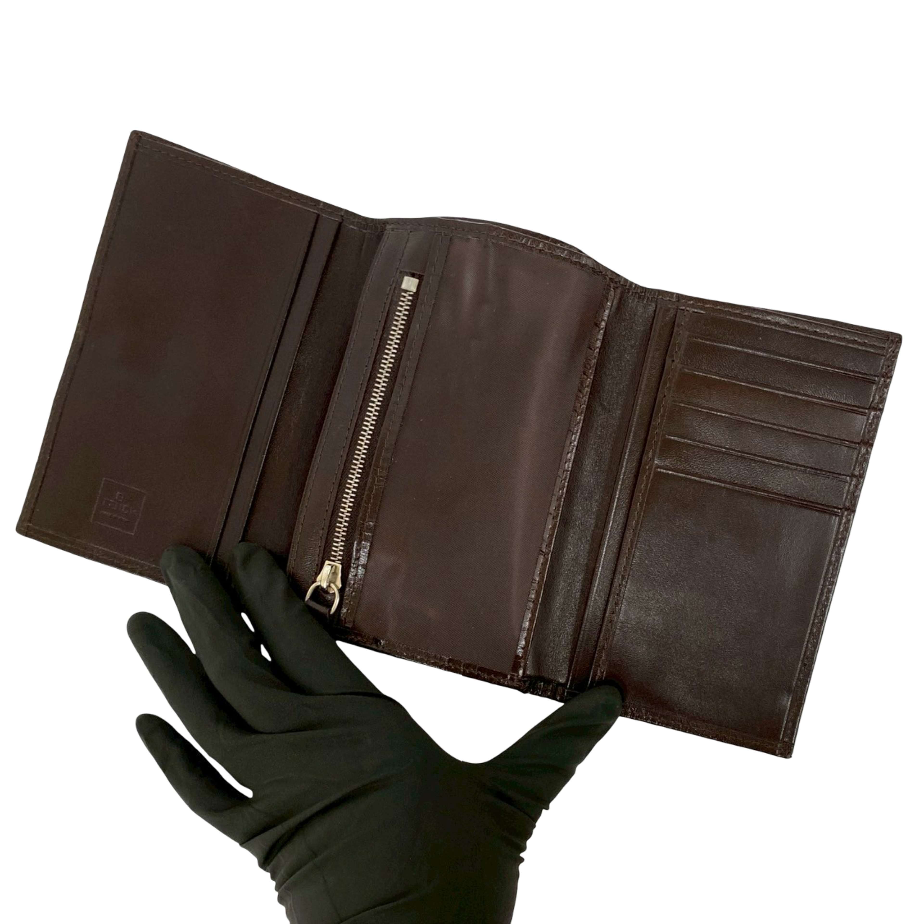 Fendi Zucca Canvas Wallet, från Luxclusif, i färgen brown. Klicka för att öppna bilden i stort format